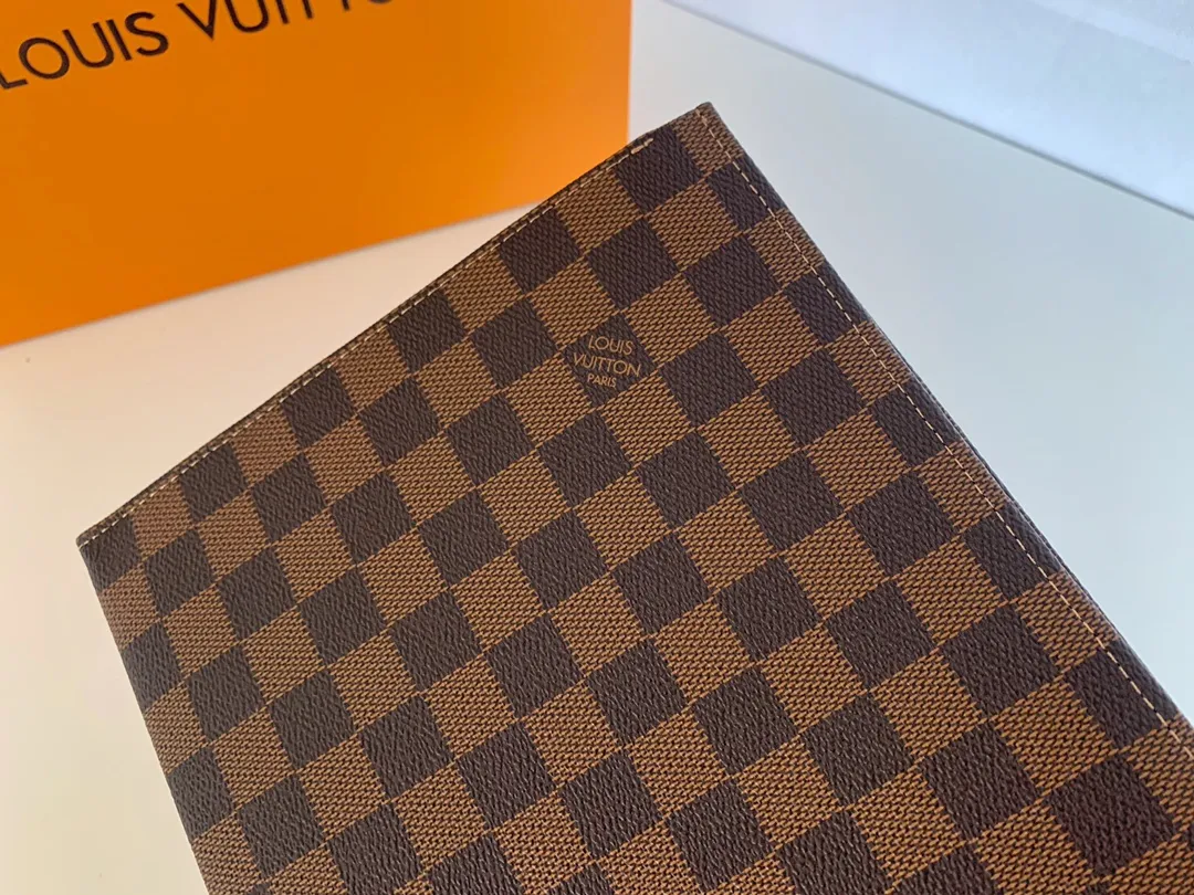 💰120 💎Louis Vuitton No. 26 toilet bag💁 Official item number: N47542 Size: 26x 20x 5cm. 😊 The large Monogram clutch bag has a spacious interior and crotch-style design on both sides for easy access to items and can be easily put into the handbag. 💋 Original imported leather, original OEM code, real gold plating 24K hardware, imported YKK silver zipper counter synchronization, perfect details, you can enter and exit the counter at will. genuine quality,