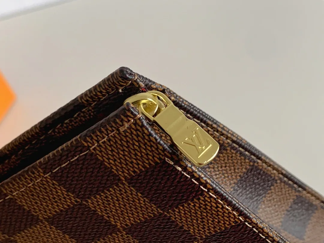 💰120 💎Louis Vuitton No. 26 toilet bag💁 Official item number: N47542 Size: 26x 20x 5cm. 😊 The large Monogram clutch bag has a spacious interior and crotch-style design on both sides for easy access to items and can be easily put into the handbag. 💋 Original imported leather, original OEM code, real gold plating 24K hardware, imported YKK silver zipper counter synchronization, perfect details, you can enter and exit the counter at will. genuine quality,