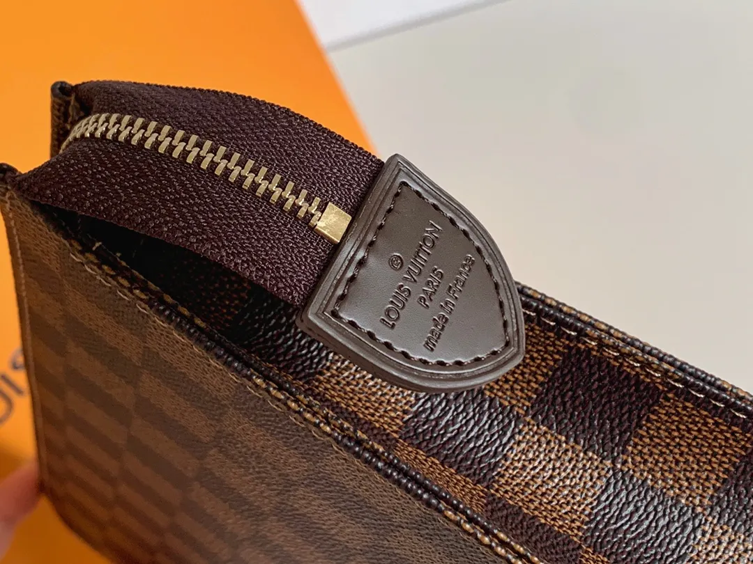 💰120 💎Louis Vuitton No. 26 toilet bag💁 Official item number: N47542 Size: 26x 20x 5cm. 😊 The large Monogram clutch bag has a spacious interior and crotch-style design on both sides for easy access to items and can be easily put into the handbag. 💋 Original imported leather, original OEM code, real gold plating 24K hardware, imported YKK silver zipper counter synchronization, perfect details, you can enter and exit the counter at will. genuine quality,