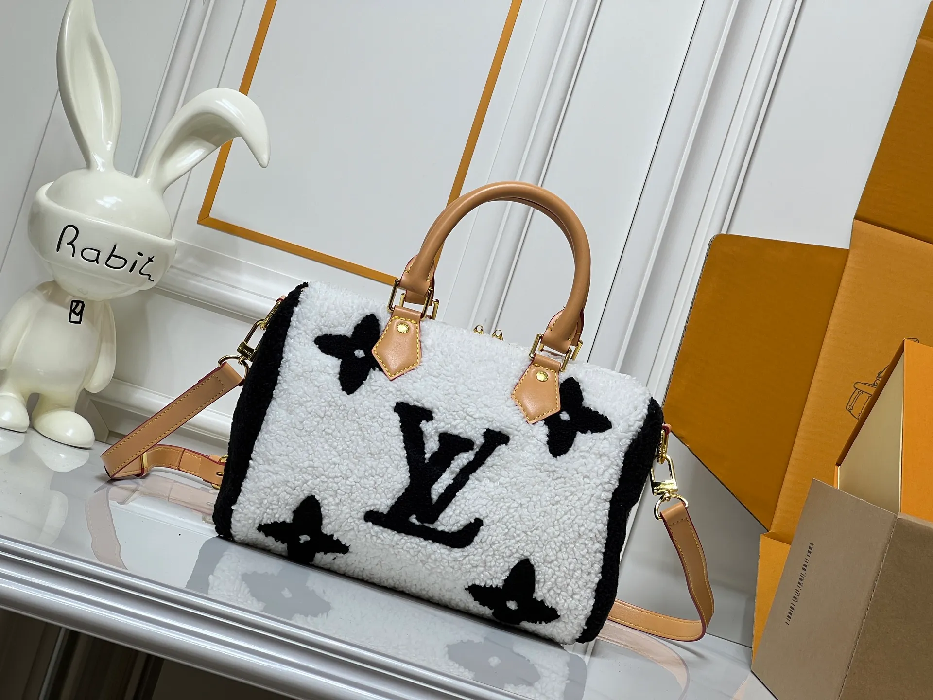 Batch 260💰Upgraded original M23468 M40390 [Speedy Bandoulière 25 handbag] Lamb velvet🔥Made of soft wool leather with grained leather trim, relying on complex intarsia technology to outline the Giant Monogram pattern, showing the trend of the winter series. Rolled leather top handles and removable and adjustable leather shoulder strap allow for a variety of carrying options. Dimensions: 25.0 x 19.0 x 15.0 cm