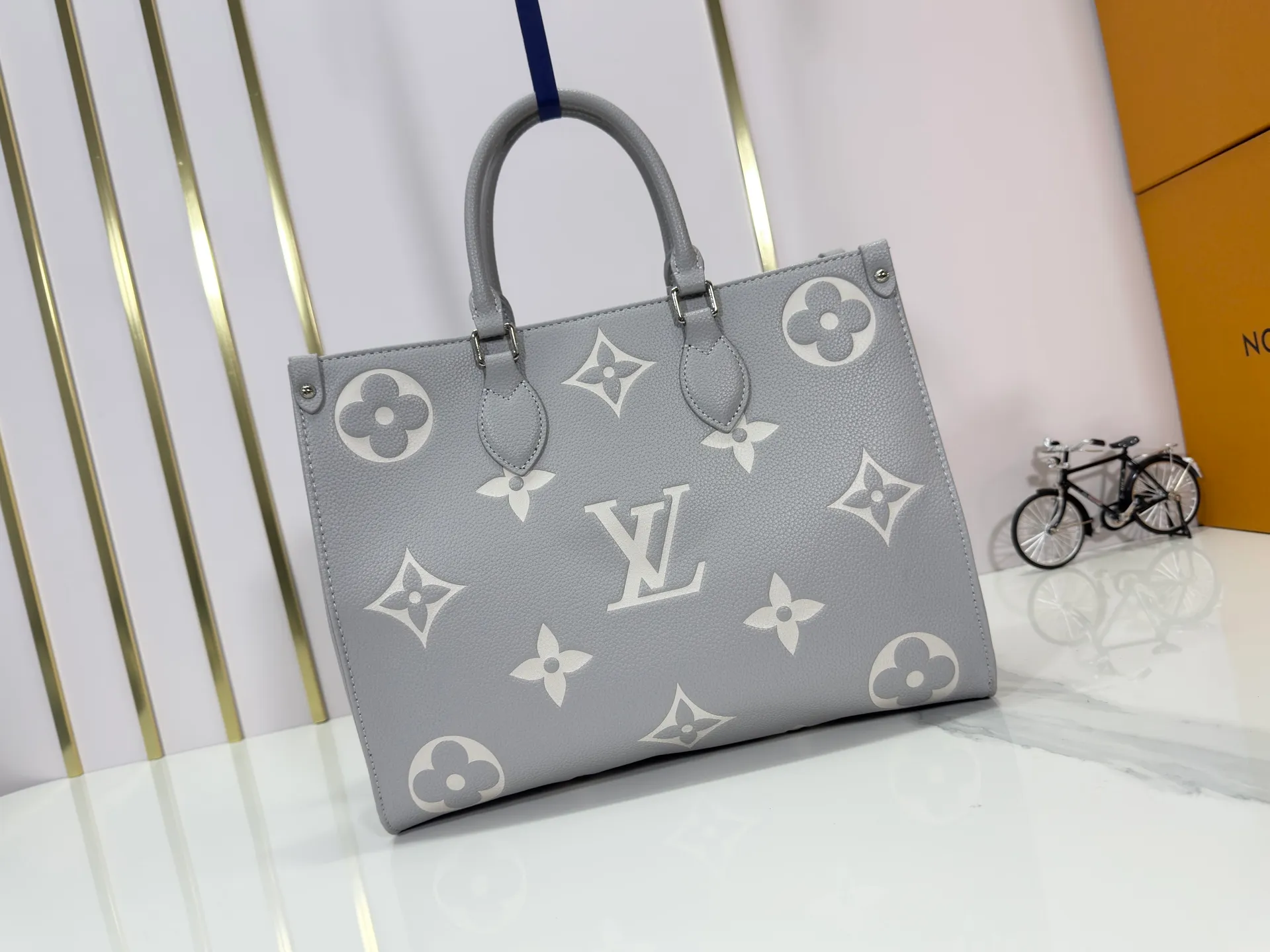160 Upgraded original M46833 ONTHEGO medium handbag M46834M45595 all black M45494 apricot print 45495 black print 45496 white print M46286 pink Monogram is full leather embossed silk screen white and purple mommy bag shopping bag oo [handshake] [handshake] pattern printed and dyed first, then embossed, soft and soft than grained cowhide Its ample interior can accommodate laptops and other office supplies. The long and short handles are convenient for carrying in the hand or on the shoulder. Size: 34x26x13cm