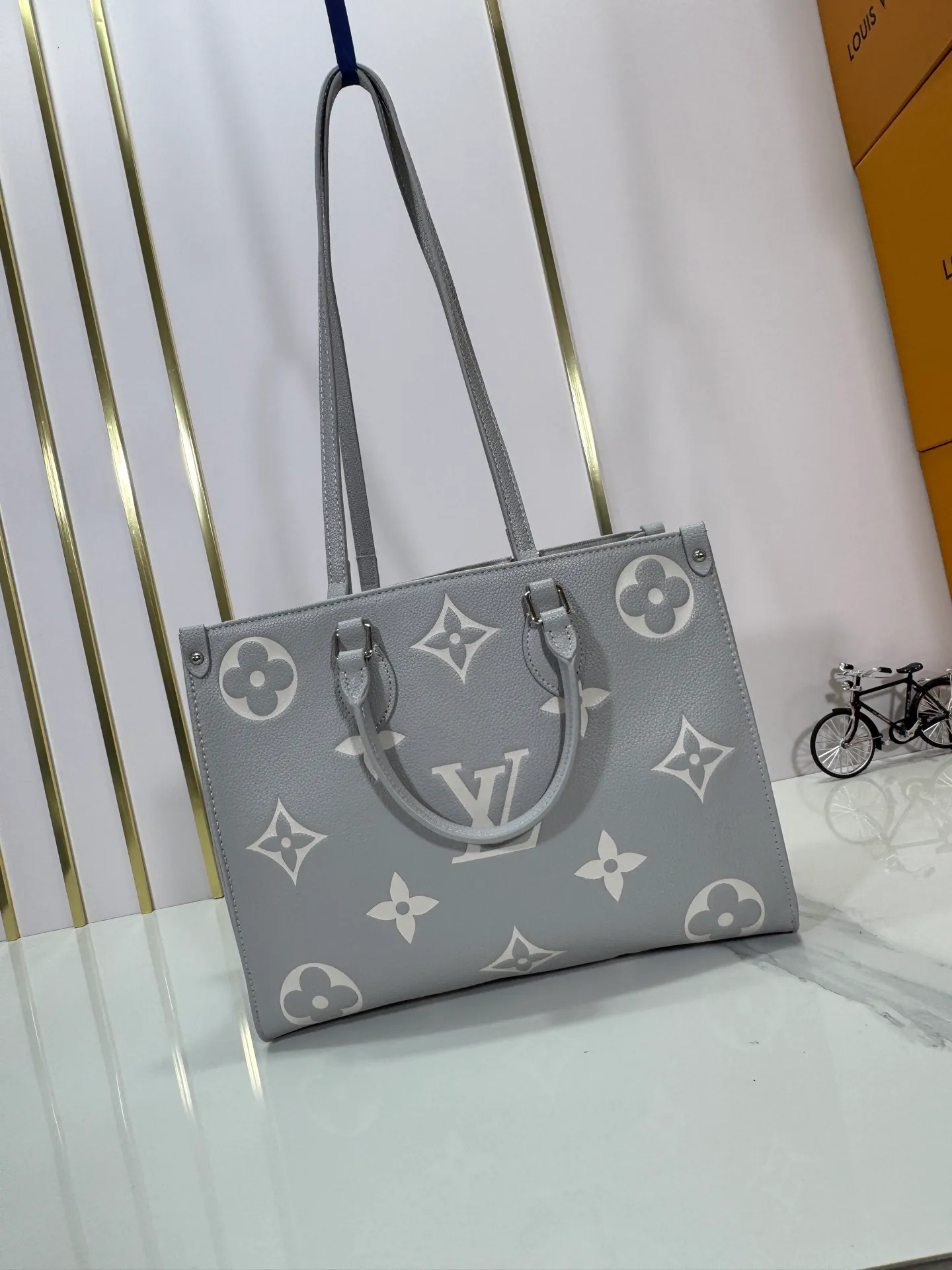 160 Upgraded original M46833 ONTHEGO medium handbag M46834M45595 all black M45494 apricot print 45495 black print 45496 white print M46286 pink Monogram is full leather embossed silk screen white and purple mommy bag shopping bag oo [handshake] [handshake] pattern printed and dyed first, then embossed, soft and soft than grained cowhide Its ample interior can accommodate laptops and other office supplies. The long and short handles are convenient for carrying in the hand or on the shoulder. Size: 34x26x13cm