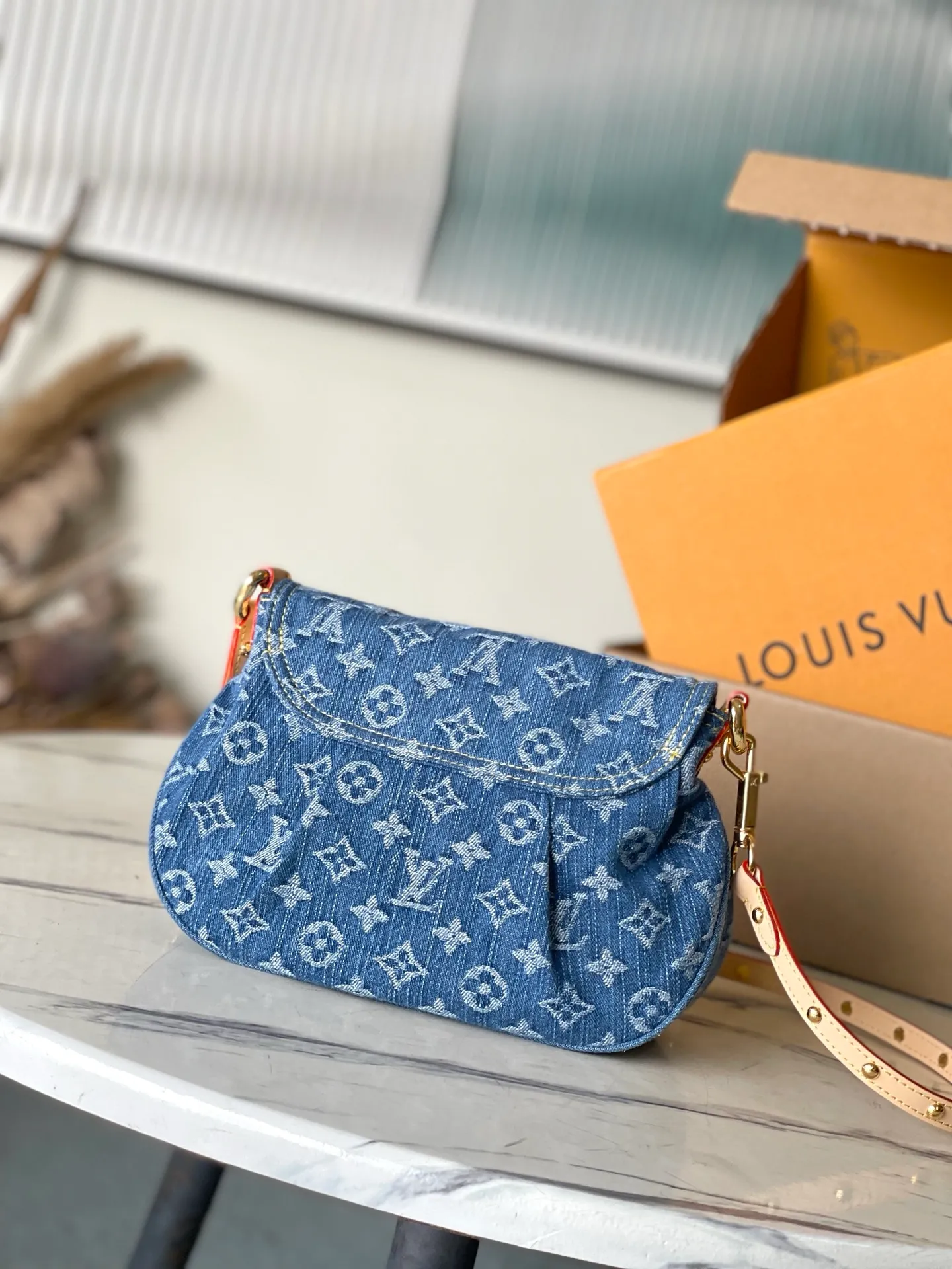 💰1000 Top quality original M46829 denim Sunset handbag focusing on Monogram Denim canvas. This material is made through multiple processes. The Monogram pattern is woven with cotton yarn certified by the Global Organic Textile Standard and then bleached. The finished product is sand-washed to create a unique look, and branded buckles add an eye-catching touch. Dimensions: 27 x 18 x 3 cm (length x height x width)