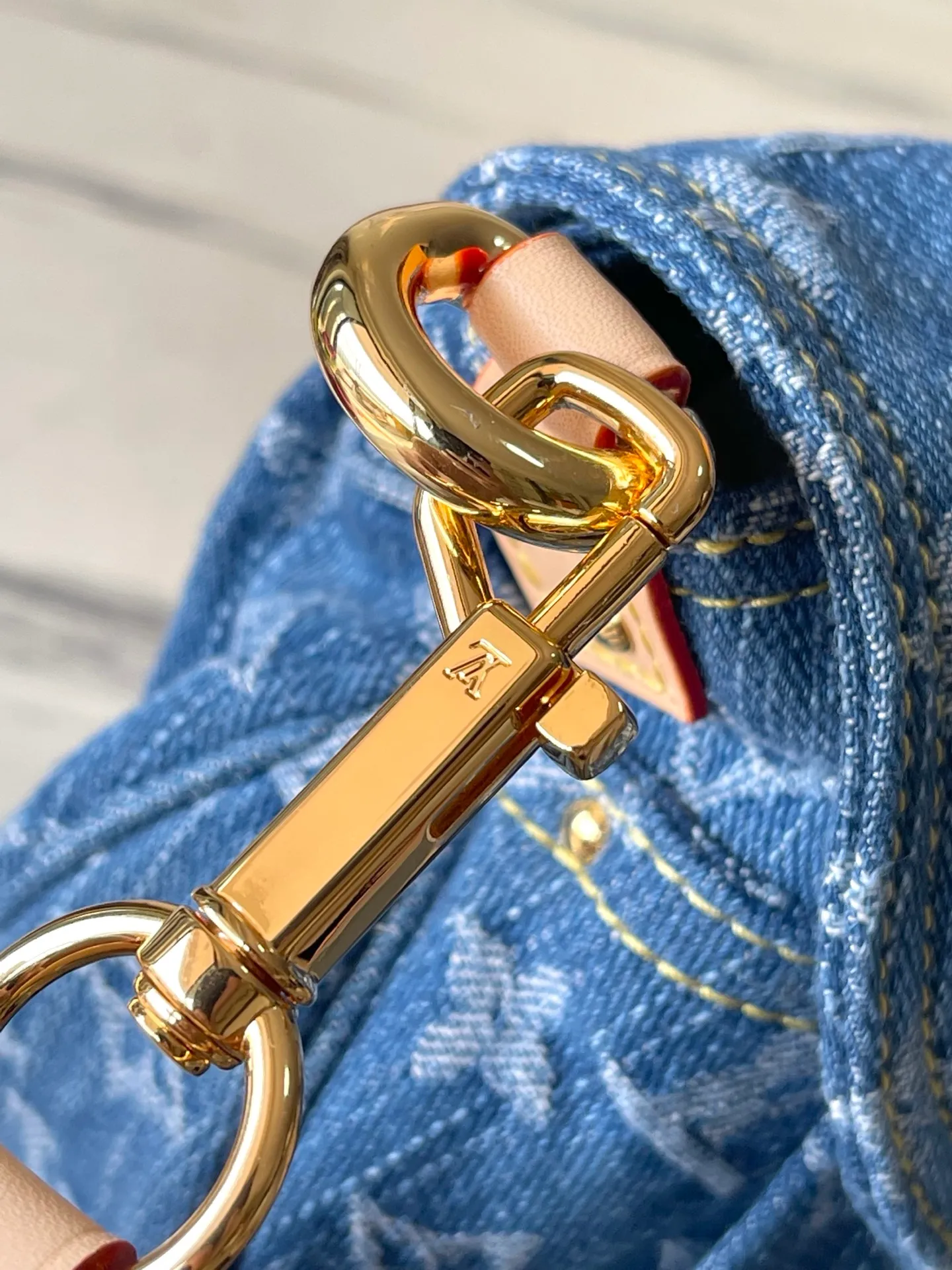 💰1000 Top quality original M46829 denim Sunset handbag focusing on Monogram Denim canvas. This material is made through multiple processes. The Monogram pattern is woven with cotton yarn certified by the Global Organic Textile Standard and then bleached. The finished product is sand-washed to create a unique look, and branded buckles add an eye-catching touch. Dimensions: 27 x 18 x 3 cm (length x height x width)