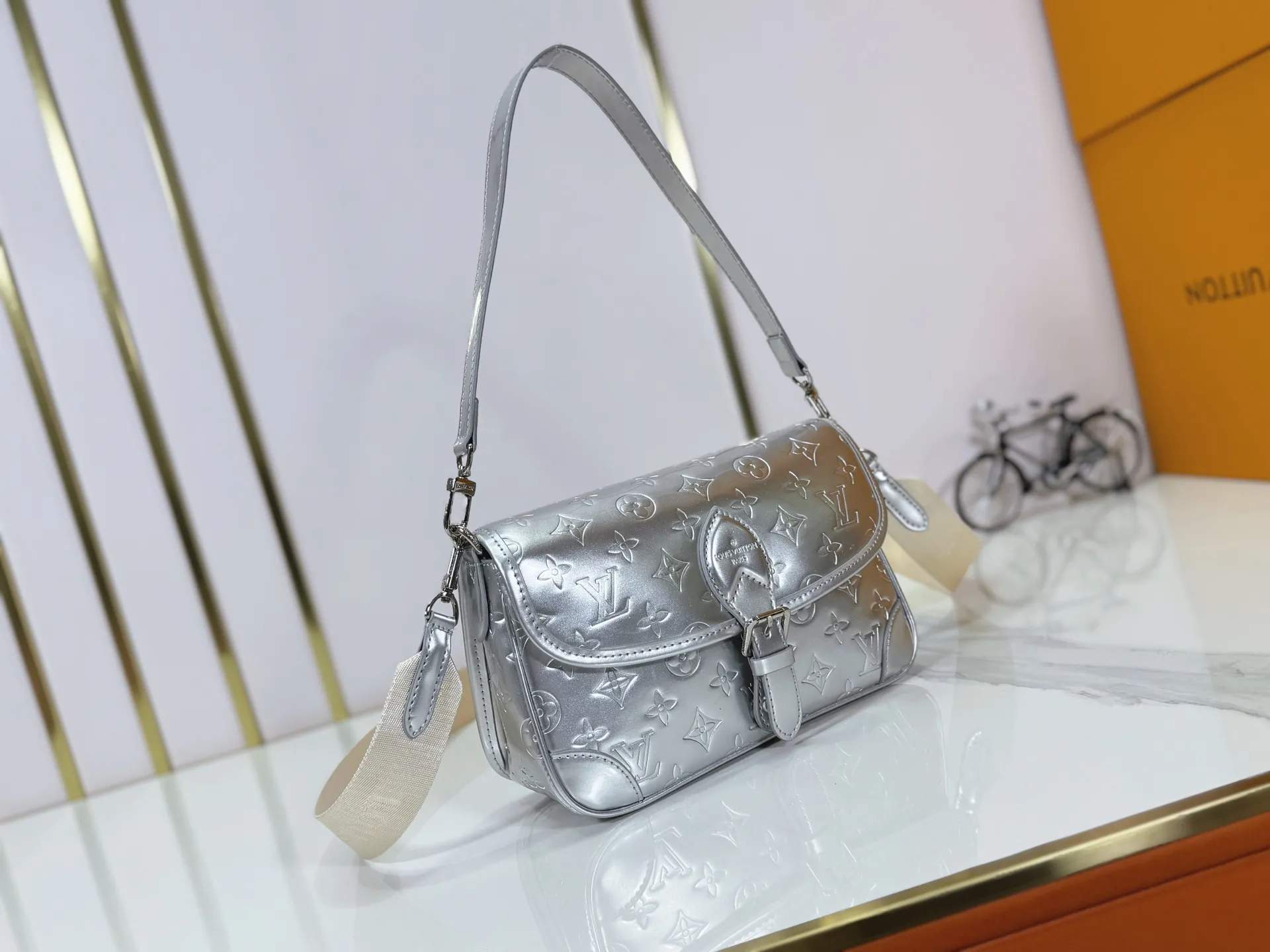 Batch 260 Upgraded Original M45985 M45988 Gold Silver This Diane handbag is decorated with classic Monogram cow leather and dazzling metal parts, using modern touches to interpret the new season interest. The zippered interior pocket keeps valuables secure, and the removable leather shoulder strap allows for a variety of carrying options. Dimensions: 24.0 x 15.0 x 9.0 cm (length x height x width)