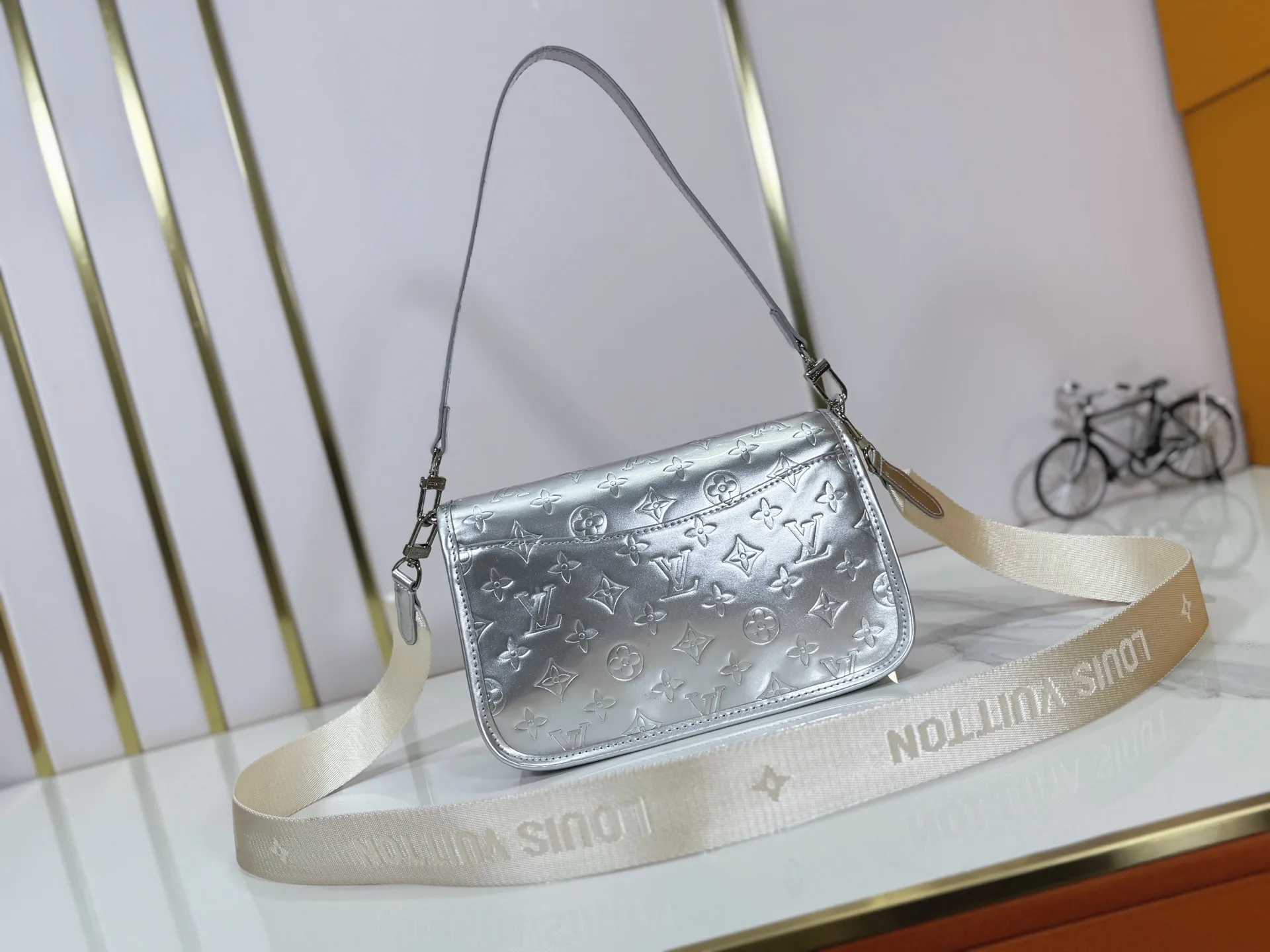 Batch 260 Upgraded Original M45985 M45988 Gold Silver This Diane handbag is decorated with classic Monogram cow leather and dazzling metal parts, using modern touches to interpret the new season interest. The zippered interior pocket keeps valuables secure, and the removable leather shoulder strap allows for a variety of carrying options. Dimensions: 24.0 x 15.0 x 9.0 cm (length x height x width)