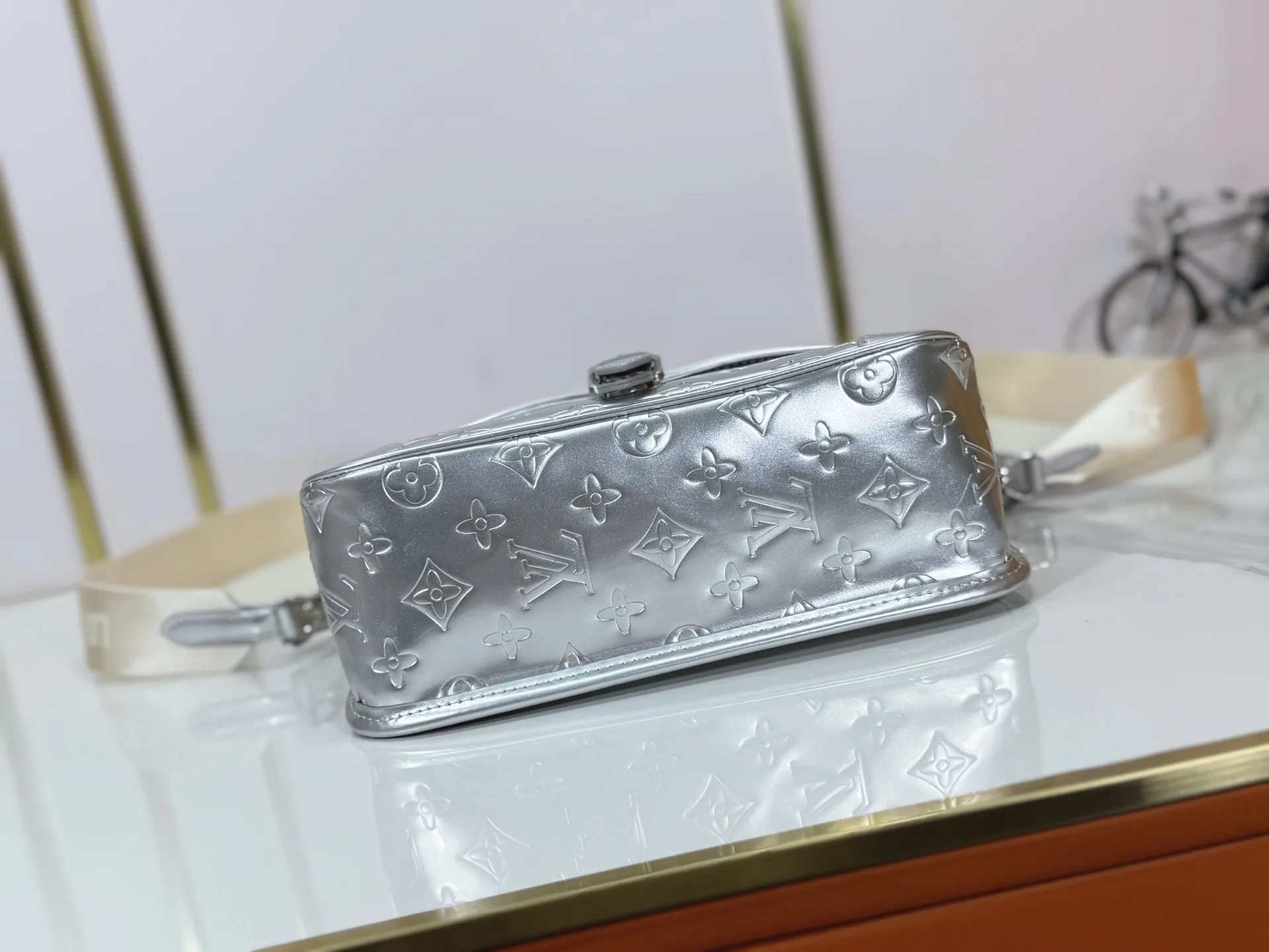 Batch 260 Upgraded Original M45985 M45988 Gold Silver This Diane handbag is decorated with classic Monogram cow leather and dazzling metal parts, using modern touches to interpret the new season interest. The zippered interior pocket keeps valuables secure, and the removable leather shoulder strap allows for a variety of carrying options. Dimensions: 24.0 x 15.0 x 9.0 cm (length x height x width)