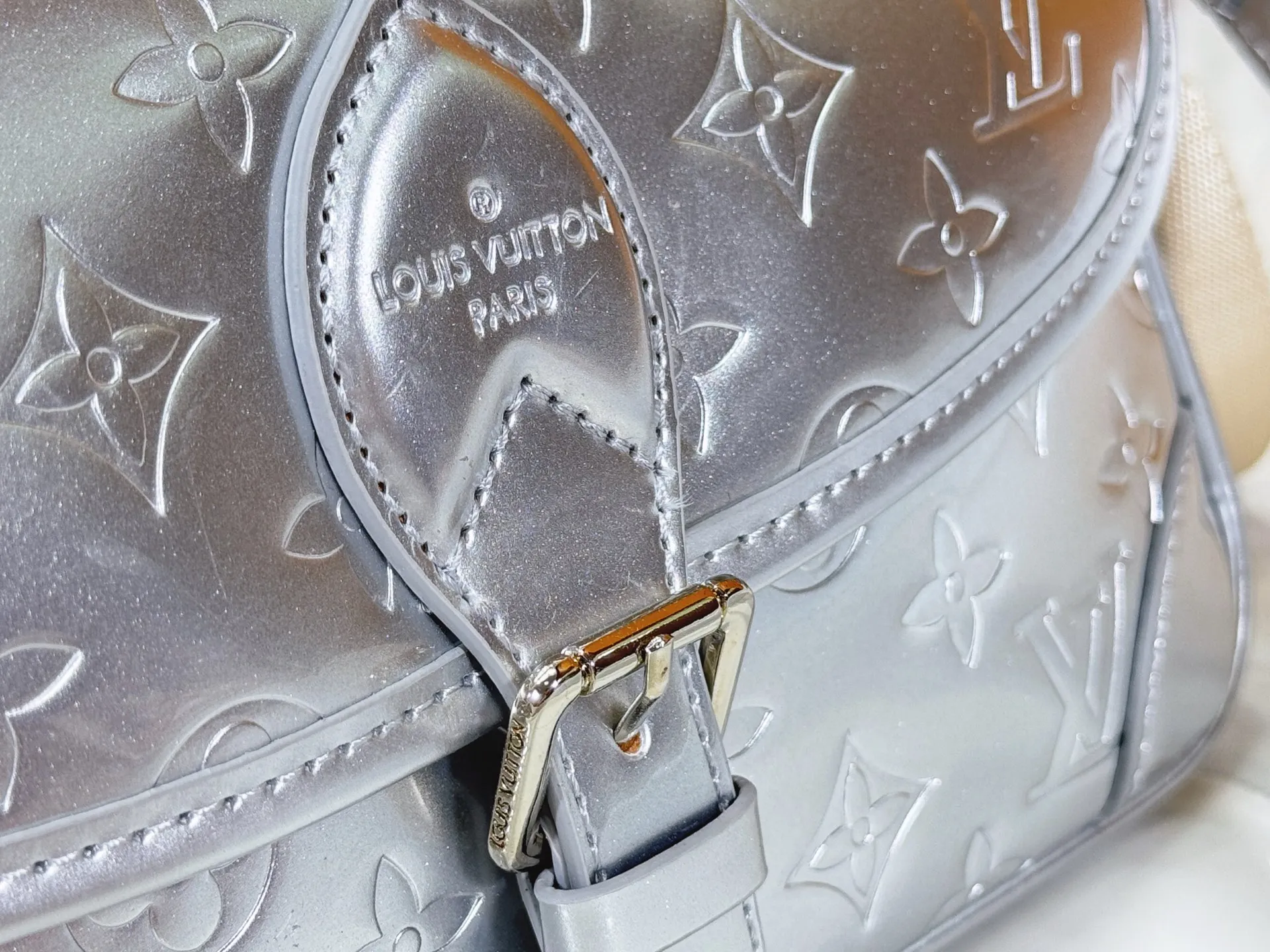 Batch 260 Upgraded Original M45985 M45988 Gold Silver This Diane handbag is decorated with classic Monogram cow leather and dazzling metal parts, using modern touches to interpret the new season interest. The zippered interior pocket keeps valuables secure, and the removable leather shoulder strap allows for a variety of carrying options. Dimensions: 24.0 x 15.0 x 9.0 cm (length x height x width)
