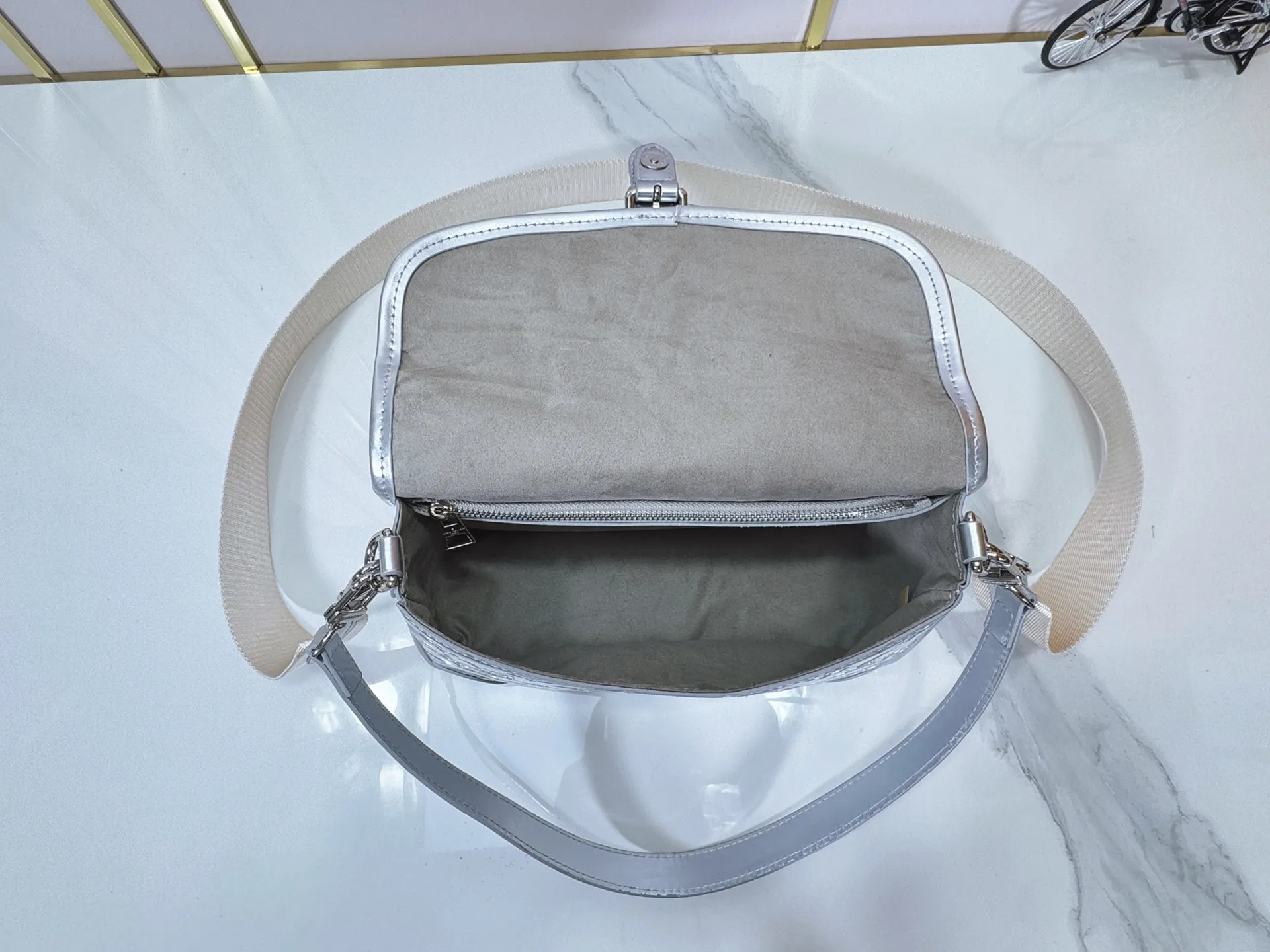 Batch 260 Upgraded Original M45985 M45988 Gold Silver This Diane handbag is decorated with classic Monogram cow leather and dazzling metal parts, using modern touches to interpret the new season interest. The zippered interior pocket keeps valuables secure, and the removable leather shoulder strap allows for a variety of carrying options. Dimensions: 24.0 x 15.0 x 9.0 cm (length x height x width)