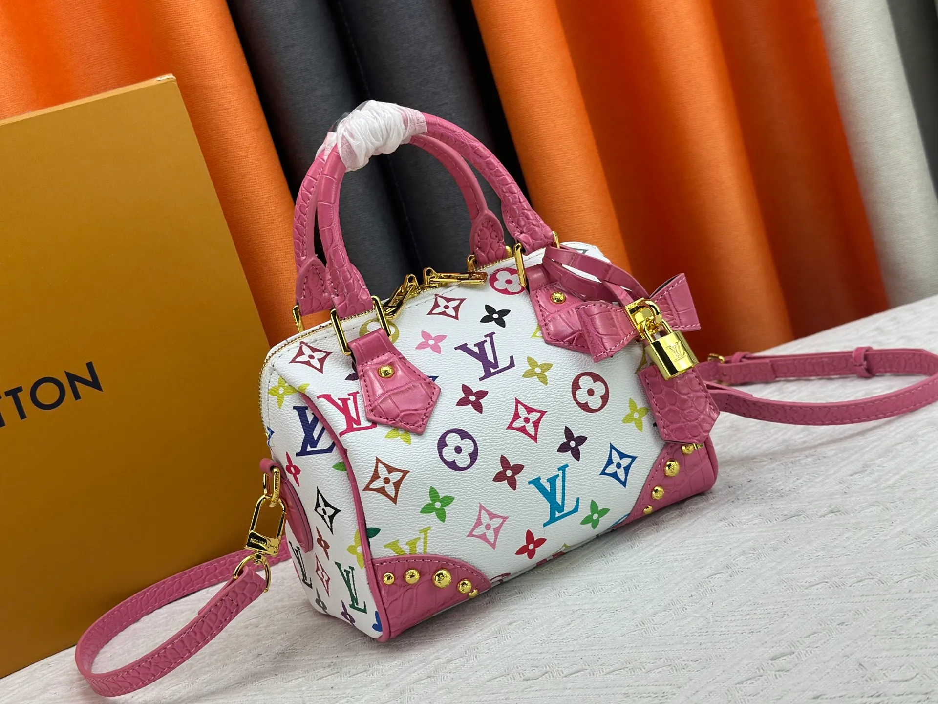 P260 Upgraded original crocodile pattern M13365 M58953 M46234 M46222 Speedy Bandoulière 20 handbag is made of soft coated canvas, and the full-length Monogram pattern is traced in colorful rainbow tones, highlighting the smart style of the Louis Vuitton x Murakami reissue series. The Toron handle and detachable shoulder strap are constructed of cow leather, the metal corners recall classic luggage elements, and the bow-shaped key bag and padlock add brand touches. Dimensions: 20.5 x 13.5 x 12.0 cm (length x height x width)