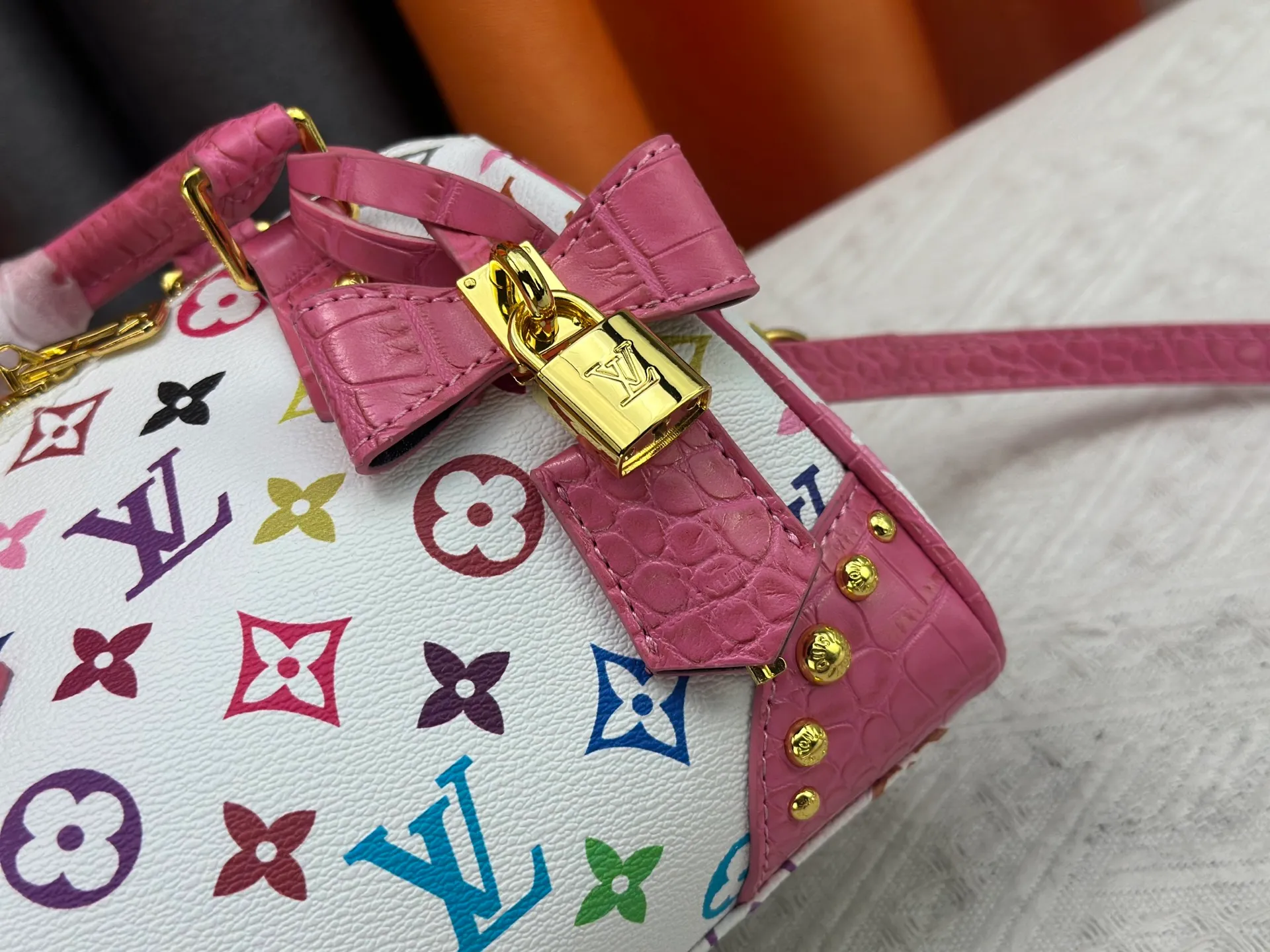 P260 Upgraded original crocodile pattern M13365 M58953 M46234 M46222 Speedy Bandoulière 20 handbag is made of soft coated canvas, and the full-length Monogram pattern is traced in colorful rainbow tones, highlighting the smart style of the Louis Vuitton x Murakami reissue series. The Toron handle and detachable shoulder strap are constructed of cow leather, the metal corners recall classic luggage elements, and the bow-shaped key bag and padlock add brand touches. Dimensions: 20.5 x 13.5 x 12.0 cm (length x height x width)