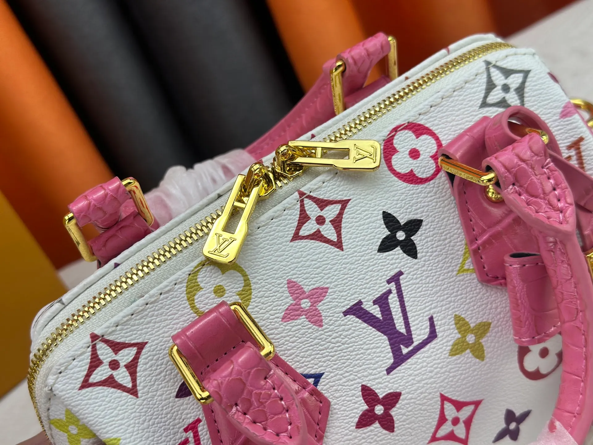 P260 Upgraded original crocodile pattern M13365 M58953 M46234 M46222 Speedy Bandoulière 20 handbag is made of soft coated canvas, and the full-length Monogram pattern is traced in colorful rainbow tones, highlighting the smart style of the Louis Vuitton x Murakami reissue series. The Toron handle and detachable shoulder strap are constructed of cow leather, the metal corners recall classic luggage elements, and the bow-shaped key bag and padlock add brand touches. Dimensions: 20.5 x 13.5 x 12.0 cm (length x height x width)