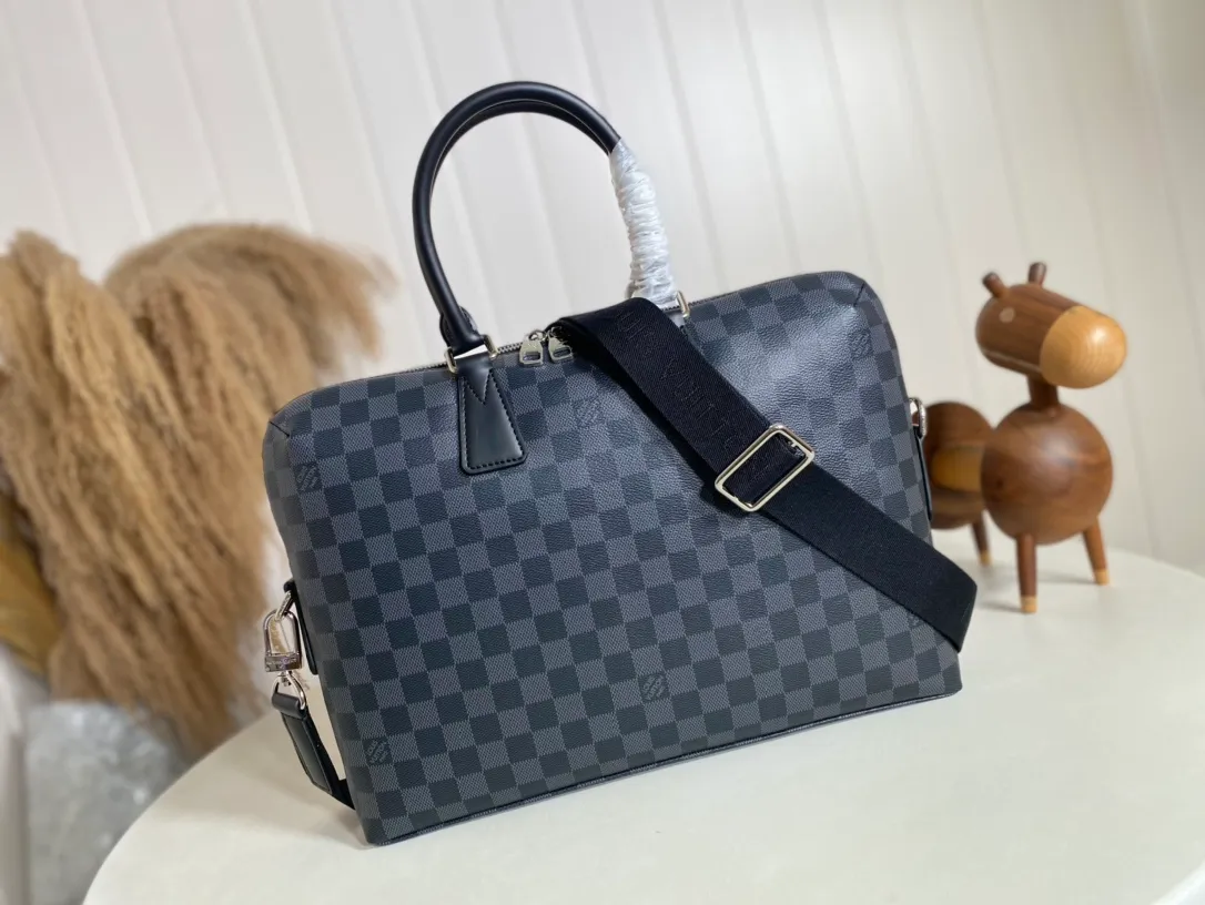 💰1100 Top Original N48224 Black Check ✨N48224 Porte-Documents Jour is made of Damier Ebene canvas material, which is more simple and casual than the Porte-Documents Voyage model. Plus it can easily fit a 15-inch laptop. Original imported leather, vacuum electroplated hardware. Size: 37x 28x 7cm.