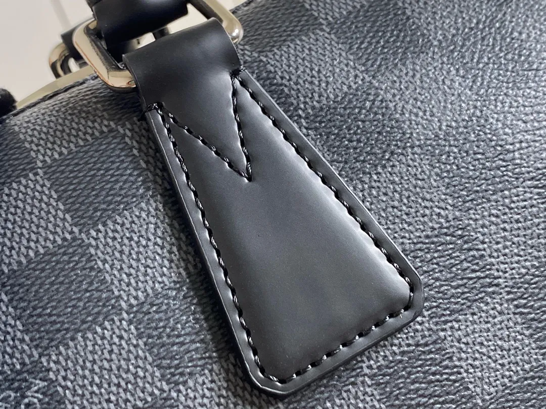 💰1100 Top Original N48224 Black Check ✨N48224 Porte-Documents Jour is made of Damier Ebene canvas material, which is more simple and casual than the Porte-Documents Voyage model. Plus it can easily fit a 15-inch laptop. Original imported leather, vacuum electroplated hardware. Size: 37x 28x 7cm.