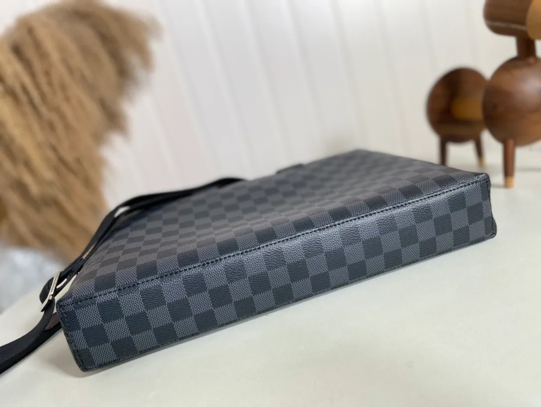 💰1100 Top Original N48224 Black Check ✨N48224 Porte-Documents Jour is made of Damier Ebene canvas material, which is more simple and casual than the Porte-Documents Voyage model. Plus it can easily fit a 15-inch laptop. Original imported leather, vacuum electroplated hardware. Size: 37x 28x 7cm.