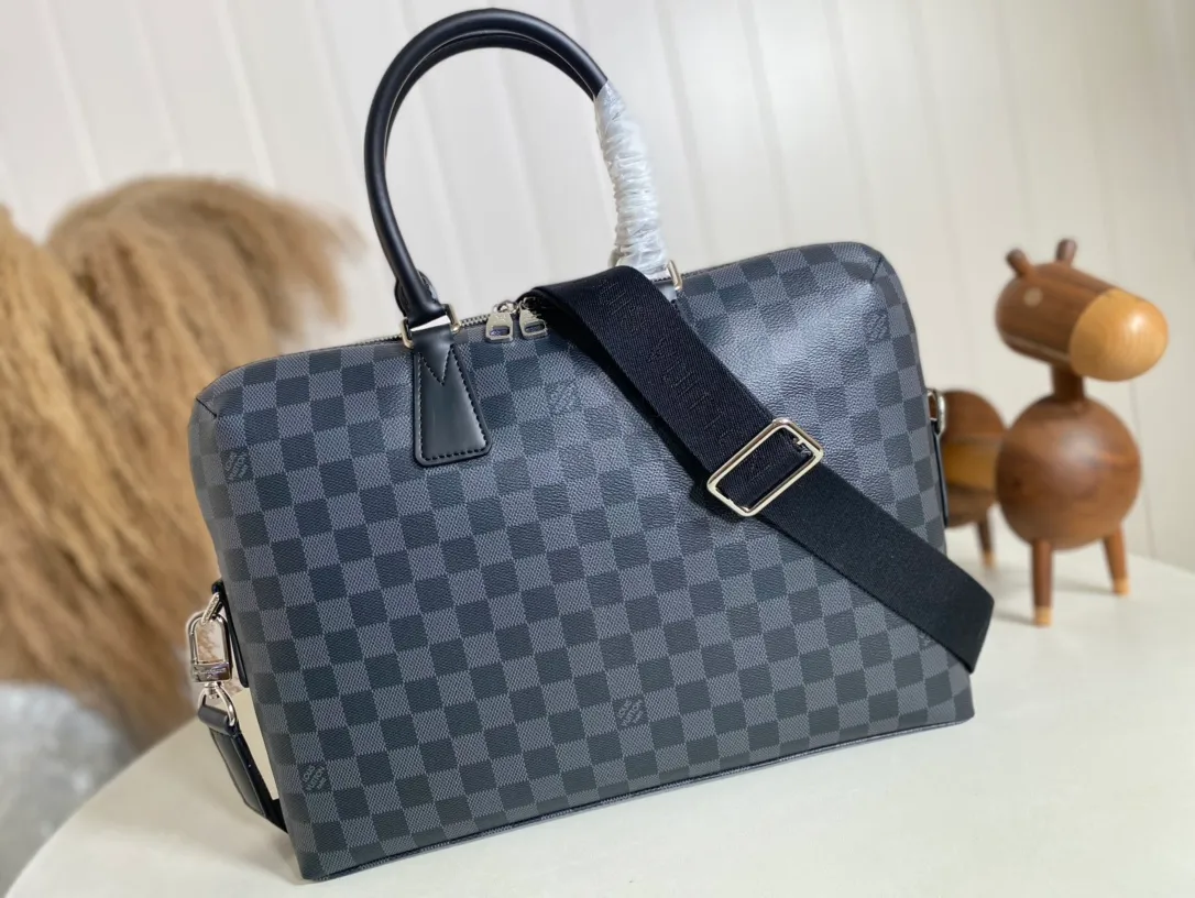 💰1100 Top Original N48224 Black Check ✨N48224 Porte-Documents Jour is made of Damier Ebene canvas material, which is more simple and casual than the Porte-Documents Voyage model. Plus it can easily fit a 15-inch laptop. Original imported leather, vacuum electroplated hardware. Size: 37x 28x 7cm.