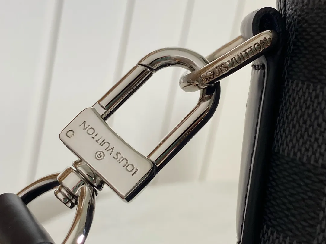 💰1100 Top Original N48224 Black Check ✨N48224 Porte-Documents Jour is made of Damier Ebene canvas material, which is more simple and casual than the Porte-Documents Voyage model. Plus it can easily fit a 15-inch laptop. Original imported leather, vacuum electroplated hardware. Size: 37x 28x 7cm.