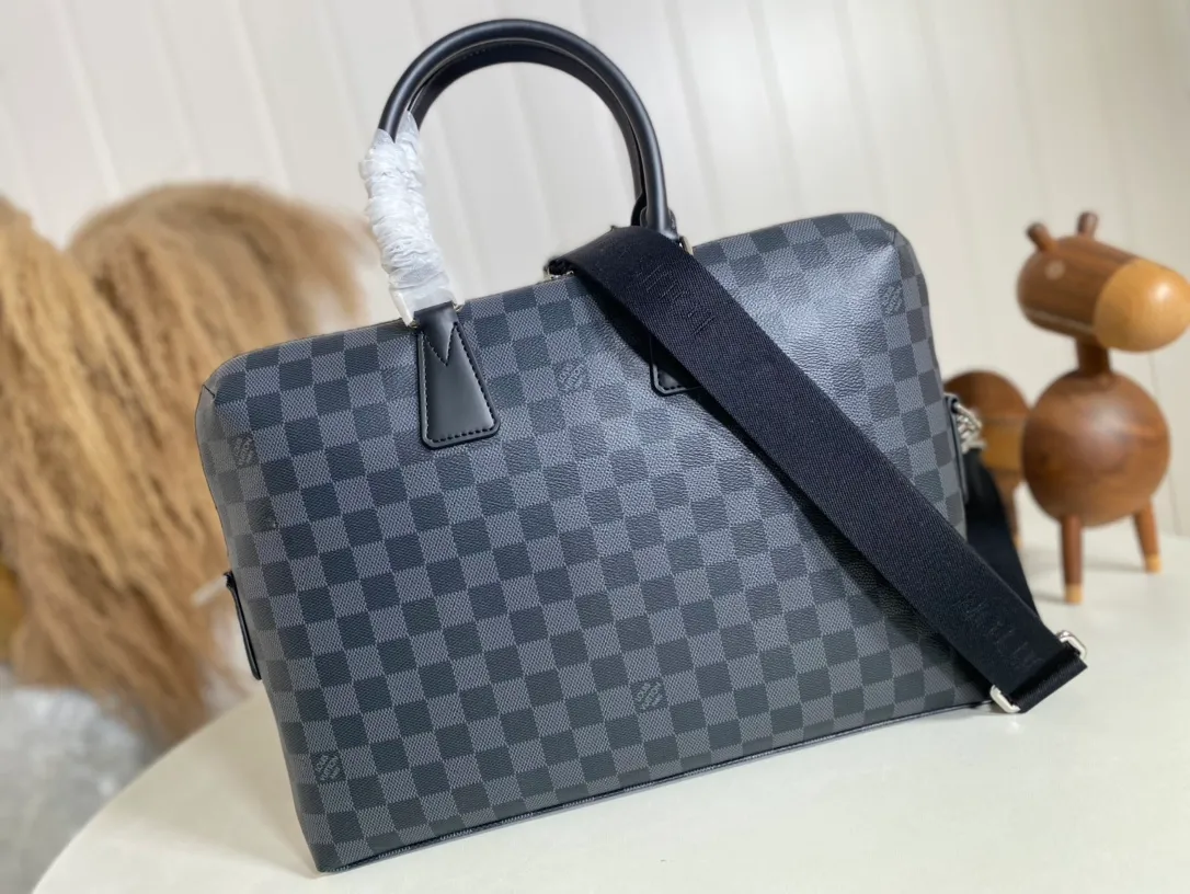 💰1100 Top Original N48224 Black Check ✨N48224 Porte-Documents Jour is made of Damier Ebene canvas material, which is more simple and casual than the Porte-Documents Voyage model. Plus it can easily fit a 15-inch laptop. Original imported leather, vacuum electroplated hardware. Size: 37x 28x 7cm.
