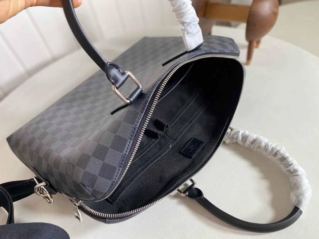 💰1100 Top Original N48224 Black Check ✨N48224 Porte-Documents Jour is made of Damier Ebene canvas material, which is more simple and casual than the Porte-Documents Voyage model. Plus it can easily fit a 15-inch laptop. Original imported leather, vacuum electroplated hardware. Size: 37x 28x 7cm.