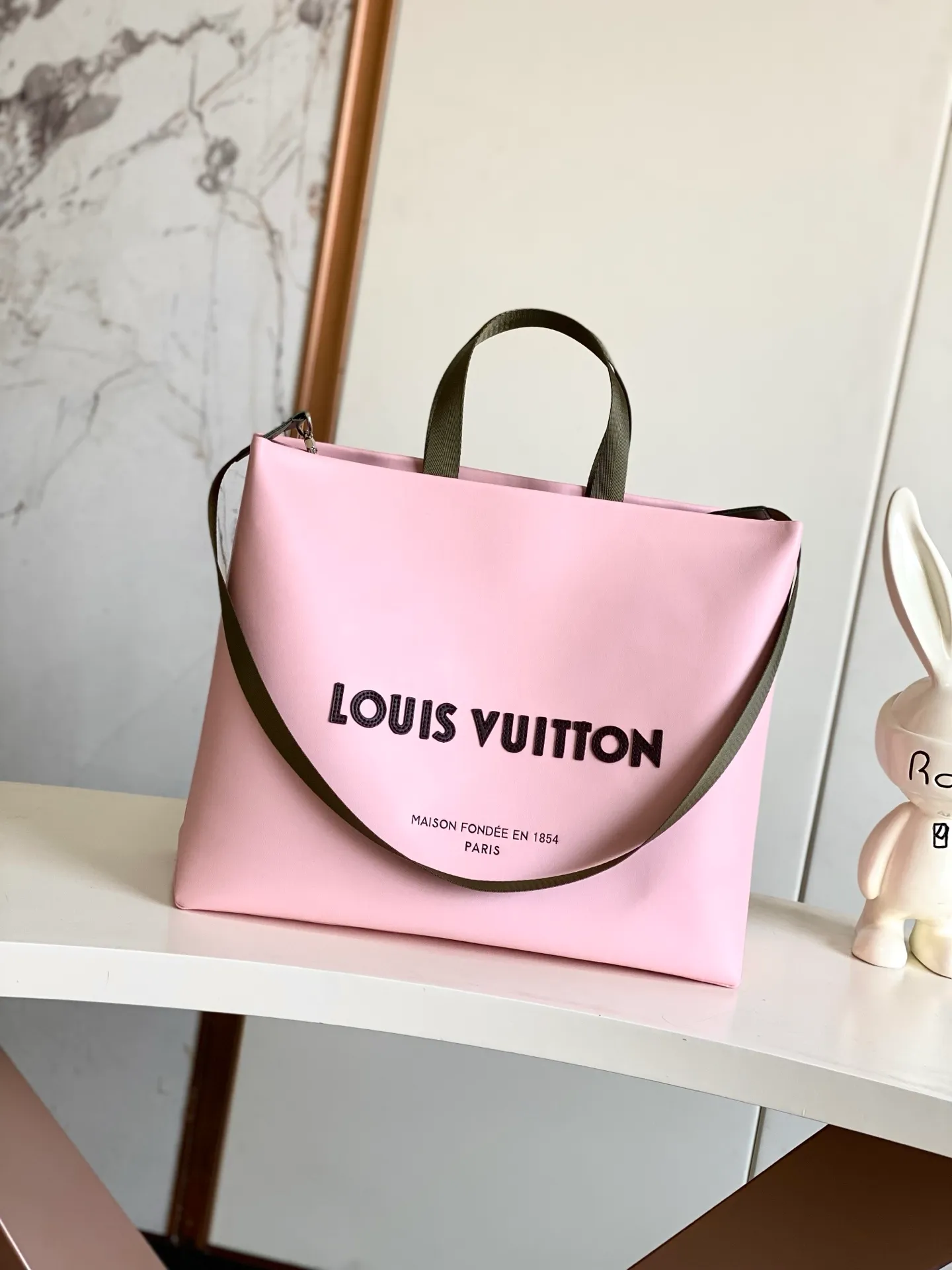 💰1100 (first layer of leather) top original order dynamic 163 M24457 orange M13979 black M15273 pink M26082 military green M13982 green top original order This Shopper medium handbag draws inspiration from Louis Vuitton shopping bags, with the words Louis Vuitton and Maison Fondée En 1854 written on soft cow leather, with a top handle and a detachable shoulder strap. 40.0 x 32.0 x 16.0 cm (L x H x W) • Cow leather • Cow leather trim • Textile lining • Metal hardware • Musketon closure • Main compartment • Zip pocket • Double patch pockets • Handles: Double handle