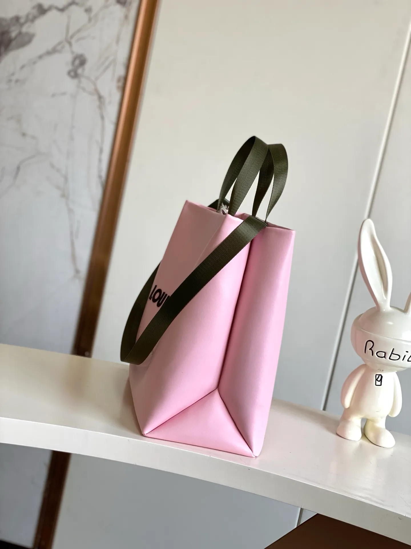 💰1100 (first layer of leather) top original order dynamic 163 M24457 orange M13979 black M15273 pink M26082 military green M13982 green top original order This Shopper medium handbag draws inspiration from Louis Vuitton shopping bags, with the words Louis Vuitton and Maison Fondée En 1854 written on soft cow leather, with a top handle and a detachable shoulder strap. 40.0 x 32.0 x 16.0 cm (L x H x W) • Cow leather • Cow leather trim • Textile lining • Metal hardware • Musketon closure • Main compartment • Zip pocket • Double patch pockets • Handles: Double handle