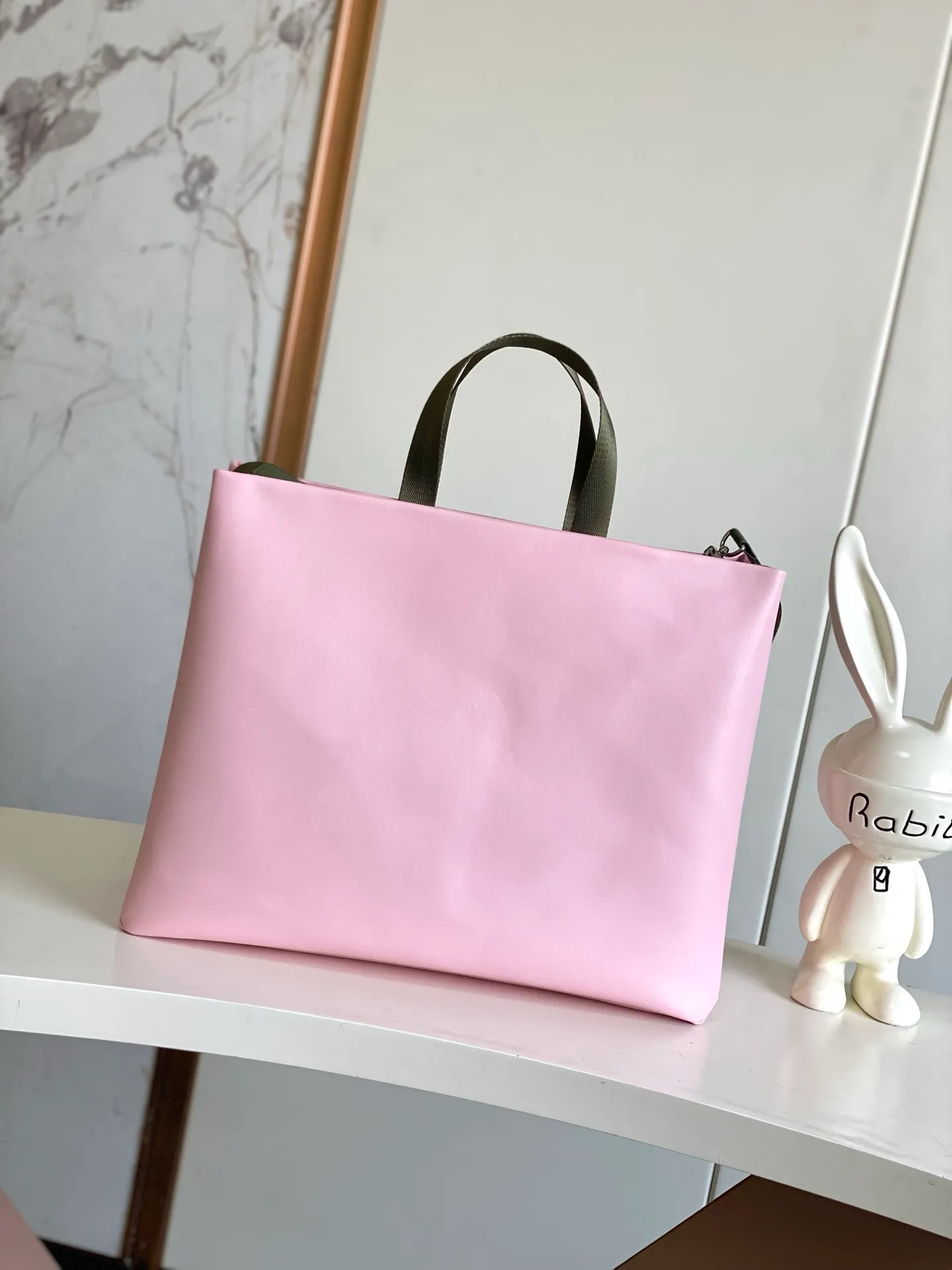💰1100 (first layer of leather) top original order dynamic 163 M24457 orange M13979 black M15273 pink M26082 military green M13982 green top original order This Shopper medium handbag draws inspiration from Louis Vuitton shopping bags, with the words Louis Vuitton and Maison Fondée En 1854 written on soft cow leather, with a top handle and a detachable shoulder strap. 40.0 x 32.0 x 16.0 cm (L x H x W) • Cow leather • Cow leather trim • Textile lining • Metal hardware • Musketon closure • Main compartment • Zip pocket • Double patch pockets • Handles: Double handle