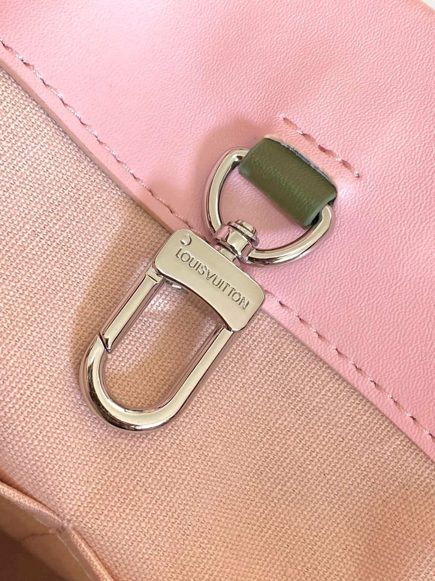 💰1100 (first layer of leather) top original order dynamic 163 M24457 orange M13979 black M15273 pink M26082 military green M13982 green top original order This Shopper medium handbag draws inspiration from Louis Vuitton shopping bags, with the words Louis Vuitton and Maison Fondée En 1854 written on soft cow leather, with a top handle and a detachable shoulder strap. 40.0 x 32.0 x 16.0 cm (L x H x W) • Cow leather • Cow leather trim • Textile lining • Metal hardware • Musketon closure • Main compartment • Zip pocket • Double patch pockets • Handles: Double handle