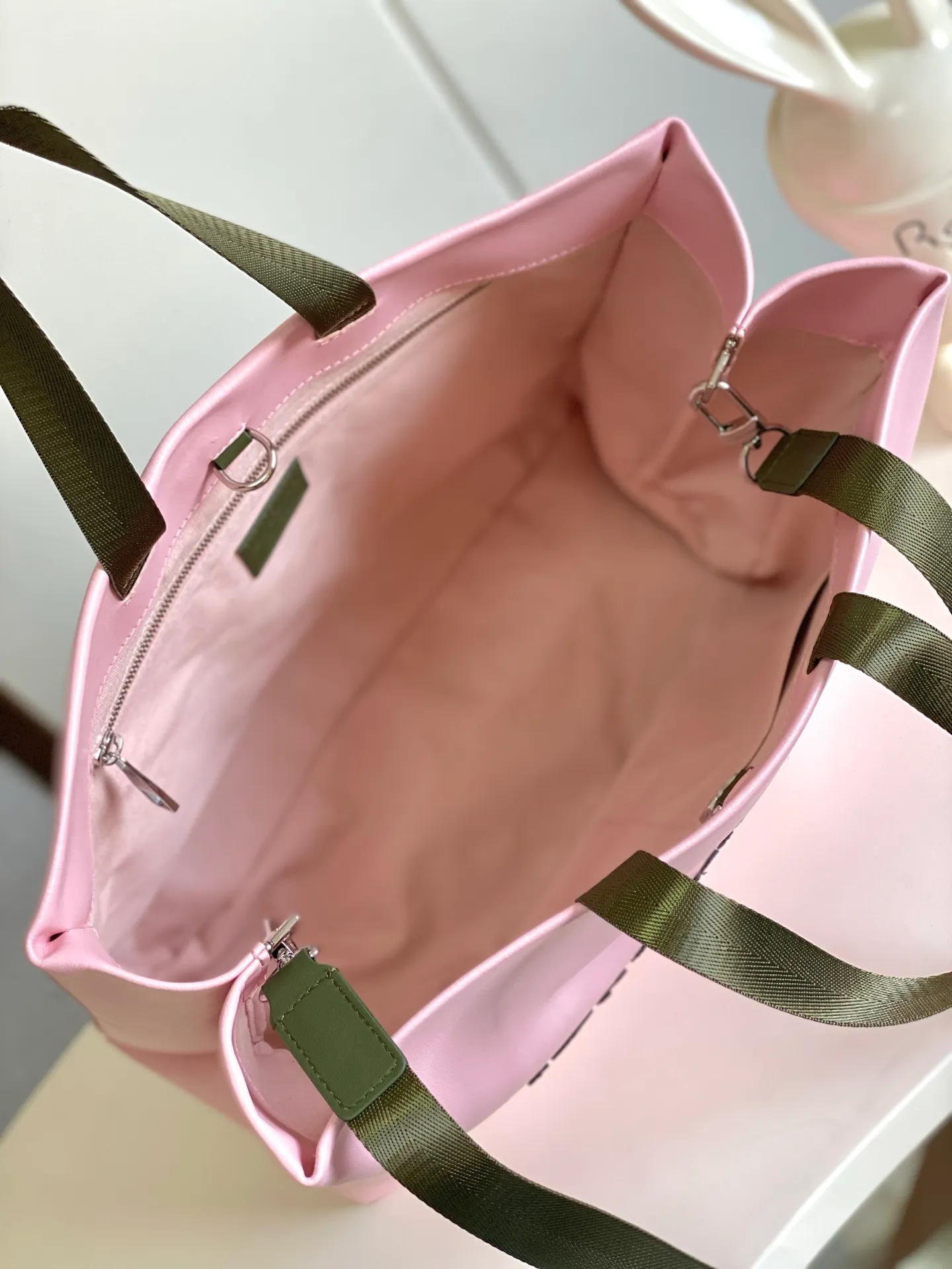 💰1100 (first layer of leather) top original order dynamic 163 M24457 orange M13979 black M15273 pink M26082 military green M13982 green top original order This Shopper medium handbag draws inspiration from Louis Vuitton shopping bags, with the words Louis Vuitton and Maison Fondée En 1854 written on soft cow leather, with a top handle and a detachable shoulder strap. 40.0 x 32.0 x 16.0 cm (L x H x W) • Cow leather • Cow leather trim • Textile lining • Metal hardware • Musketon closure • Main compartment • Zip pocket • Double patch pockets • Handles: Double handle