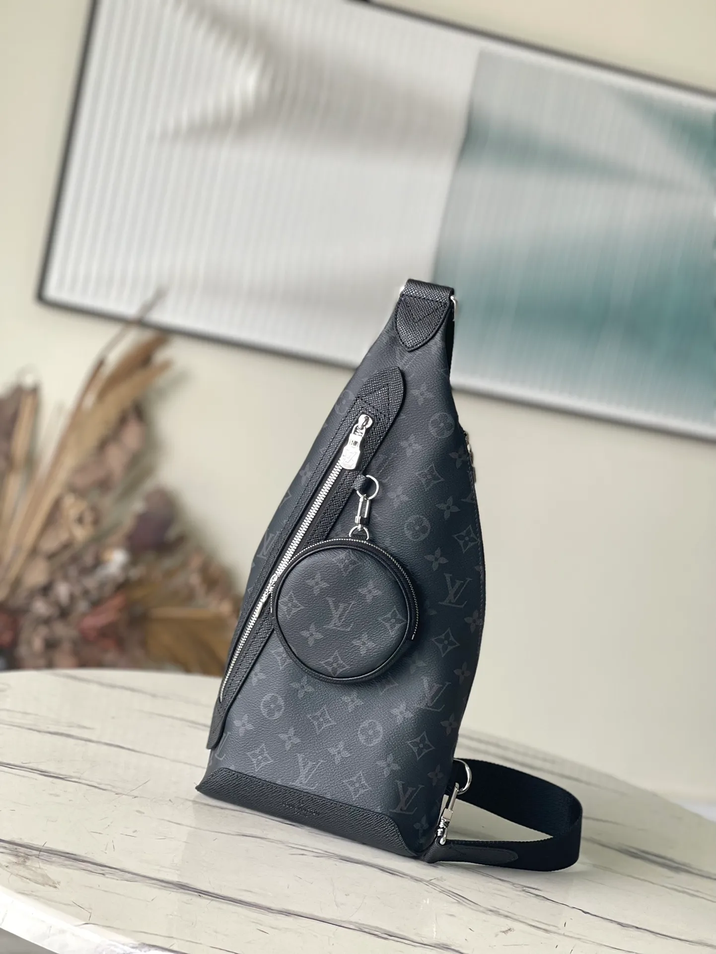 💰820 Top Original M30936 Duo shoulder bag is made of Monogram canvas and Taïga cow leather. It is equipped with a detachable zipper pocket and zipper side pocket for storing change or other needs. It interprets multiple trend concepts with a leisurely style and provides an alternative to traditional backpacks. Dimensions: 20 x 42 x 6 cm