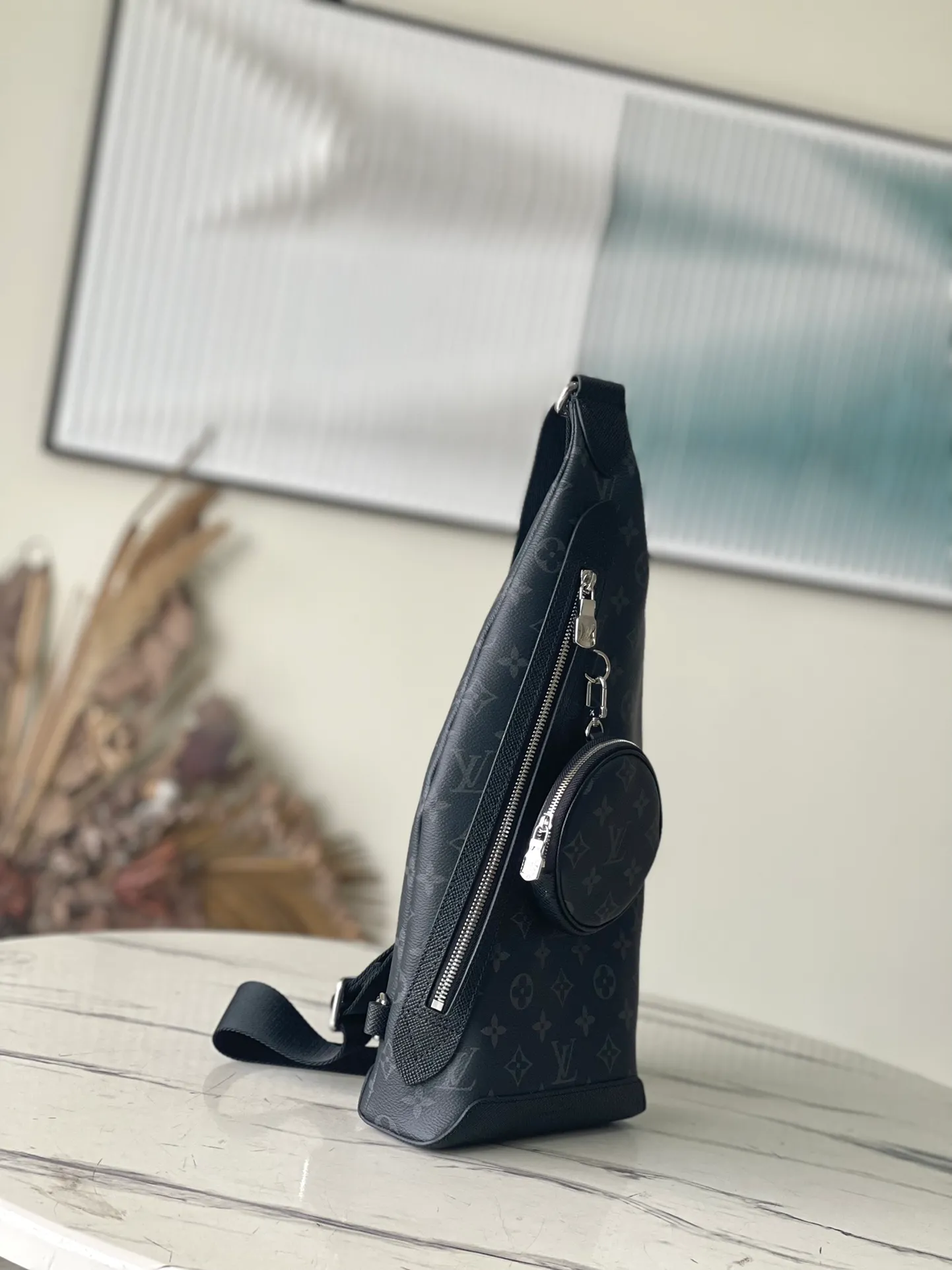 💰820 Top Original M30936 Duo shoulder bag is made of Monogram canvas and Taïga cow leather. It is equipped with a detachable zipper pocket and zipper side pocket for storing change or other needs. It interprets multiple trend concepts with a leisurely style and provides an alternative to traditional backpacks. Dimensions: 20 x 42 x 6 cm