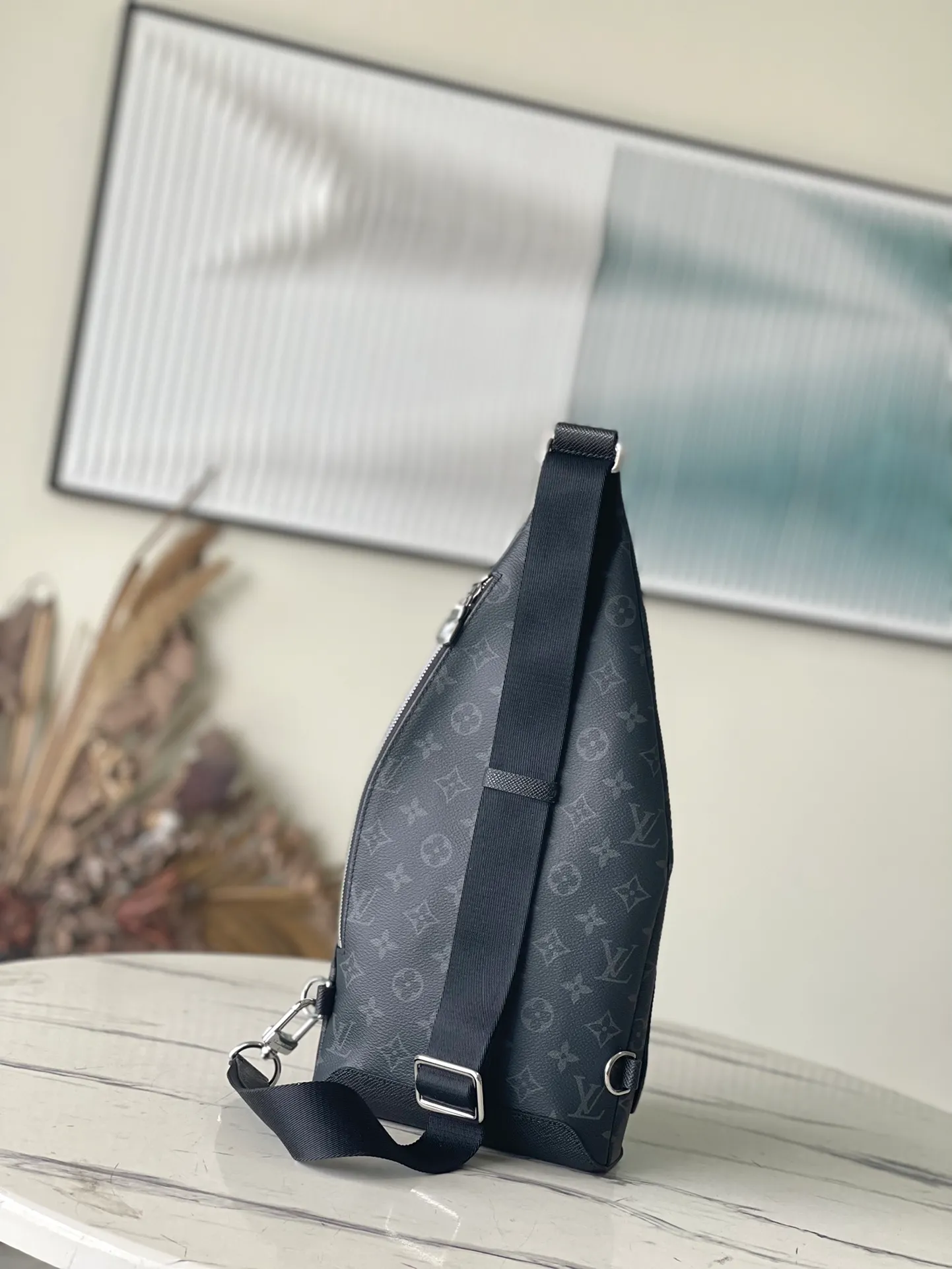 💰820 Top Original M30936 Duo shoulder bag is made of Monogram canvas and Taïga cow leather. It is equipped with a detachable zipper pocket and zipper side pocket for storing change or other needs. It interprets multiple trend concepts with a leisurely style and provides an alternative to traditional backpacks. Dimensions: 20 x 42 x 6 cm