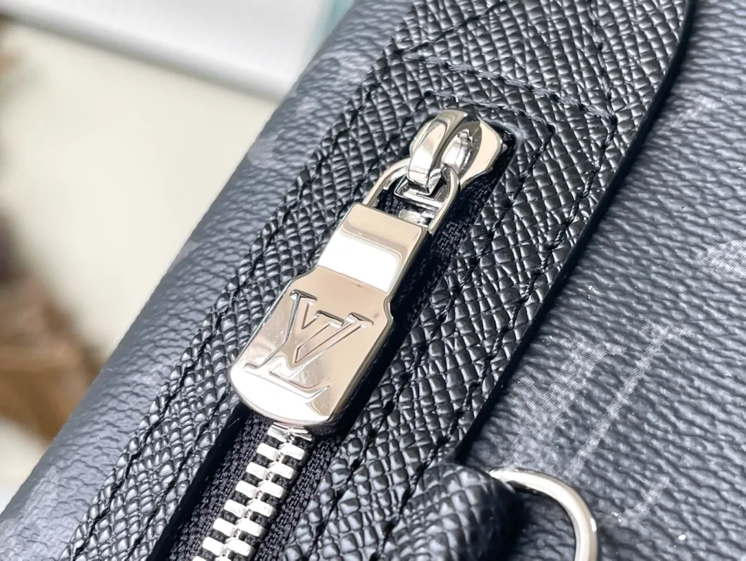 💰820 Top Original M30936 Duo shoulder bag is made of Monogram canvas and Taïga cow leather. It is equipped with a detachable zipper pocket and zipper side pocket for storing change or other needs. It interprets multiple trend concepts with a leisurely style and provides an alternative to traditional backpacks. Dimensions: 20 x 42 x 6 cm