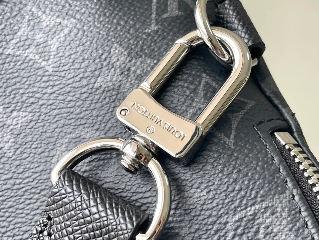💰820 Top Original M30936 Duo shoulder bag is made of Monogram canvas and Taïga cow leather. It is equipped with a detachable zipper pocket and zipper side pocket for storing change or other needs. It interprets multiple trend concepts with a leisurely style and provides an alternative to traditional backpacks. Dimensions: 20 x 42 x 6 cm
