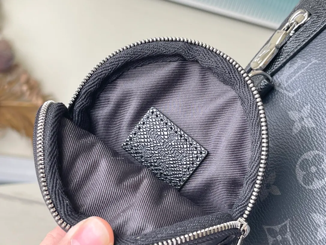 💰820 Top Original M30936 Duo shoulder bag is made of Monogram canvas and Taïga cow leather. It is equipped with a detachable zipper pocket and zipper side pocket for storing change or other needs. It interprets multiple trend concepts with a leisurely style and provides an alternative to traditional backpacks. Dimensions: 20 x 42 x 6 cm