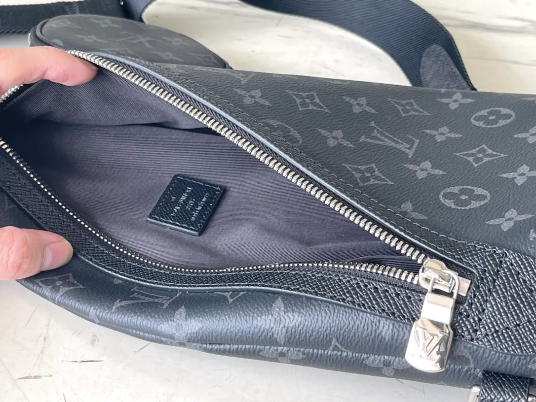 💰820 Top Original M30936 Duo shoulder bag is made of Monogram canvas and Taïga cow leather. It is equipped with a detachable zipper pocket and zipper side pocket for storing change or other needs. It interprets multiple trend concepts with a leisurely style and provides an alternative to traditional backpacks. Dimensions: 20 x 42 x 6 cm