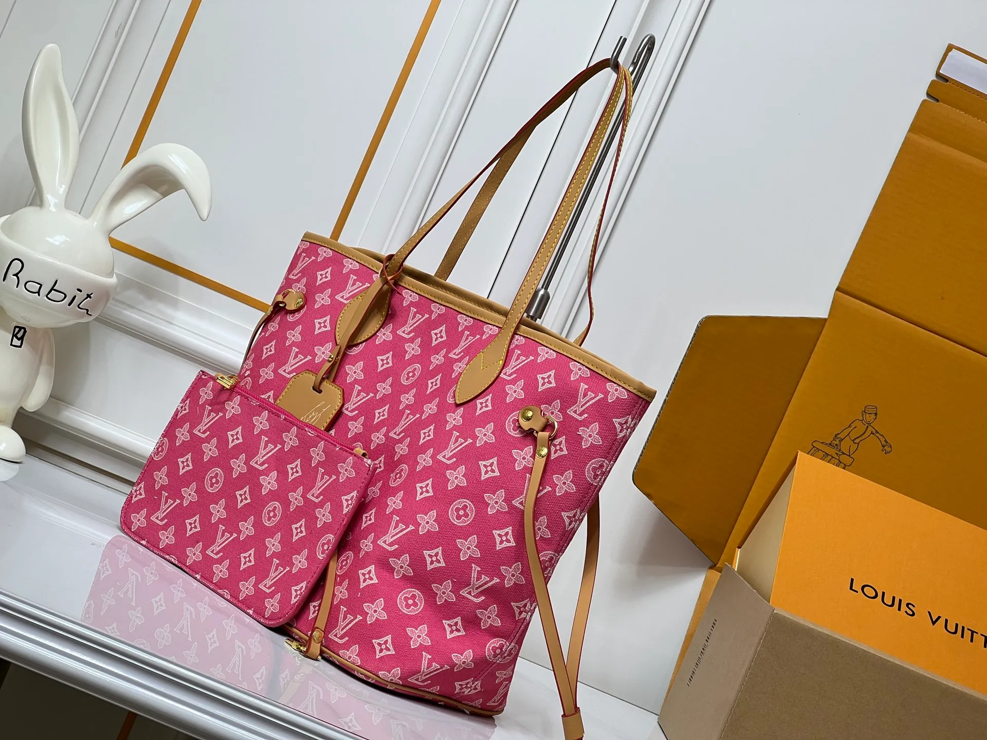 Batch 280💰M45685 M40995 M27521💋💋Louis Vuitton’s new Neverfull is a new interpretation of the classic handbag and explore the exquisite details inside the bag. Redesigned interior pockets feature fresh fabric linings and vintage details inspired by the Louis Vuitton archives, most notably the detachable zippered clutch, which can be used on its own as a sophisticated clutch or as an additional pocket. Bright lining tones add a more lively feel to Monogram's classic canvas. Size: 32*29*17 cm