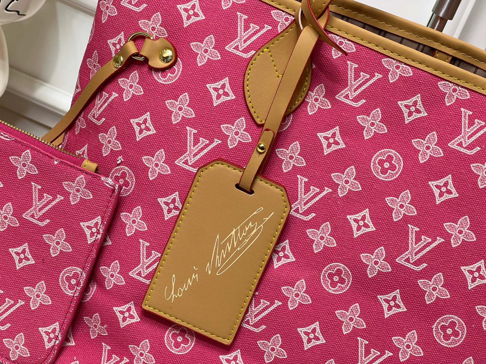 Batch 280💰M45685 M40995 M27521💋💋Louis Vuitton’s new Neverfull is a new interpretation of the classic handbag and explore the exquisite details inside the bag. Redesigned interior pockets feature fresh fabric linings and vintage details inspired by the Louis Vuitton archives, most notably the detachable zippered clutch, which can be used on its own as a sophisticated clutch or as an additional pocket. Bright lining tones add a more lively feel to Monogram's classic canvas. Size: 32*29*17 cm