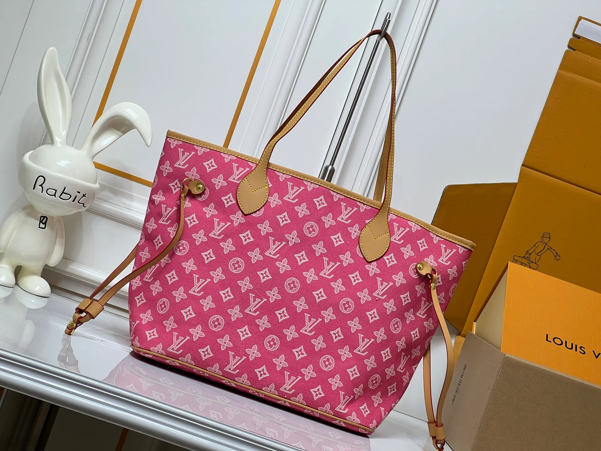 Batch 280💰M45685 M40995 M27521💋💋Louis Vuitton’s new Neverfull is a new interpretation of the classic handbag and explore the exquisite details inside the bag. Redesigned interior pockets feature fresh fabric linings and vintage details inspired by the Louis Vuitton archives, most notably the detachable zippered clutch, which can be used on its own as a sophisticated clutch or as an additional pocket. Bright lining tones add a more lively feel to Monogram's classic canvas. Size: 32*29*17 cm