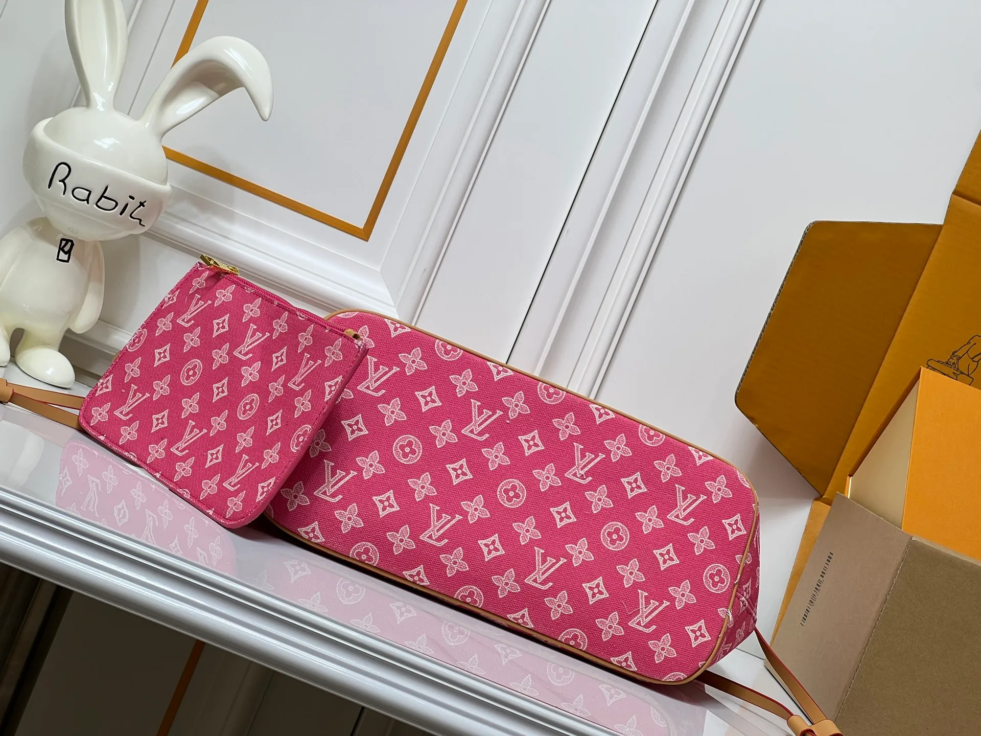 Batch 280💰M45685 M40995 M27521💋💋Louis Vuitton’s new Neverfull is a new interpretation of the classic handbag and explore the exquisite details inside the bag. Redesigned interior pockets feature fresh fabric linings and vintage details inspired by the Louis Vuitton archives, most notably the detachable zippered clutch, which can be used on its own as a sophisticated clutch or as an additional pocket. Bright lining tones add a more lively feel to Monogram's classic canvas. Size: 32*29*17 cm