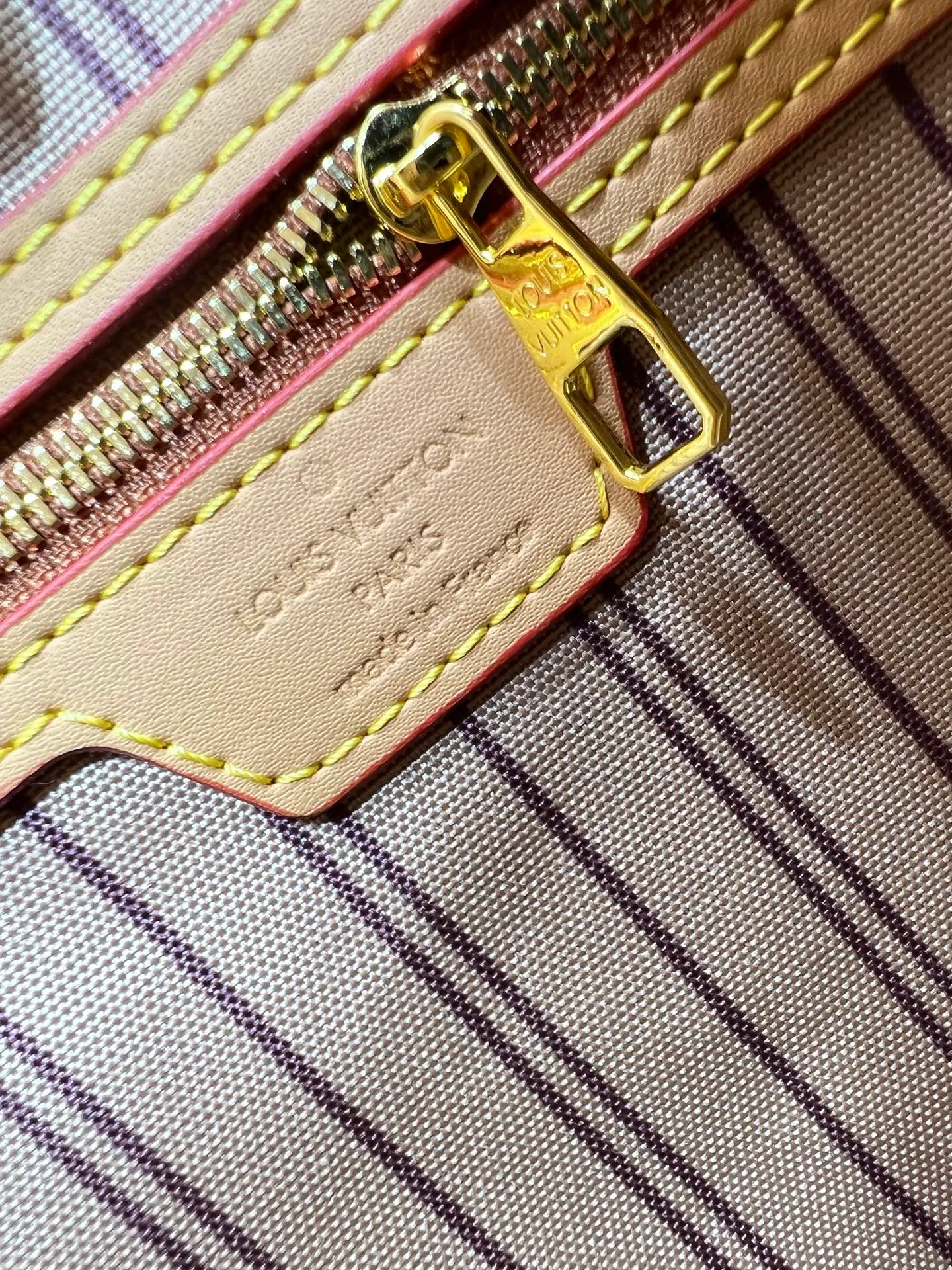 Batch 280💰M45685 M40995 M27521💋💋Louis Vuitton’s new Neverfull is a new interpretation of the classic handbag and explore the exquisite details inside the bag. Redesigned interior pockets feature fresh fabric linings and vintage details inspired by the Louis Vuitton archives, most notably the detachable zippered clutch, which can be used on its own as a sophisticated clutch or as an additional pocket. Bright lining tones add a more lively feel to Monogram's classic canvas. Size: 32*29*17 cm