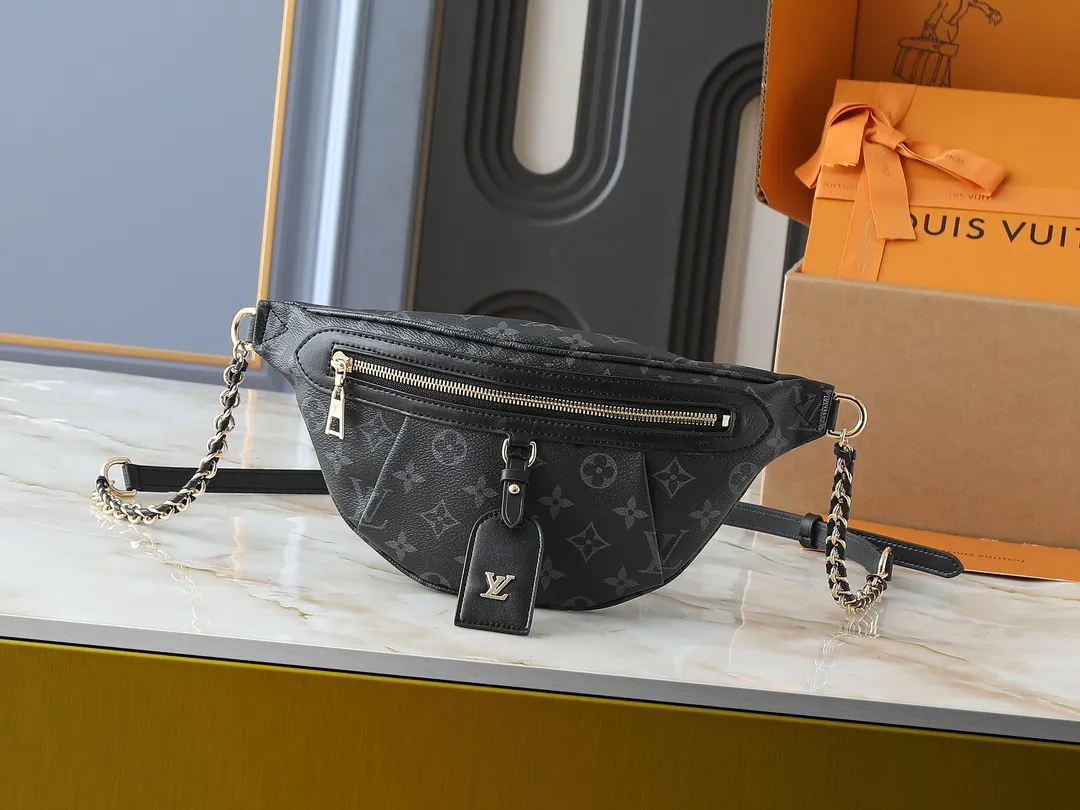 💰240💰Upgraded original version M14353 M46784 M43644 This unique High Rise waist bag is reinterpreted in iconic Monogram Empreinte leather this season. Just like the original design, this PM style has a practical design with adjustable length straps and is large enough to hold everyday essentials. The belt bag is embellished with gold-tone hardware and has a detachable decorative luggage tag that pays homage to the brand's trunk-making heritage and can be worn cross-body or as a belt. Dimensions: 31 x 15 x 6 cm