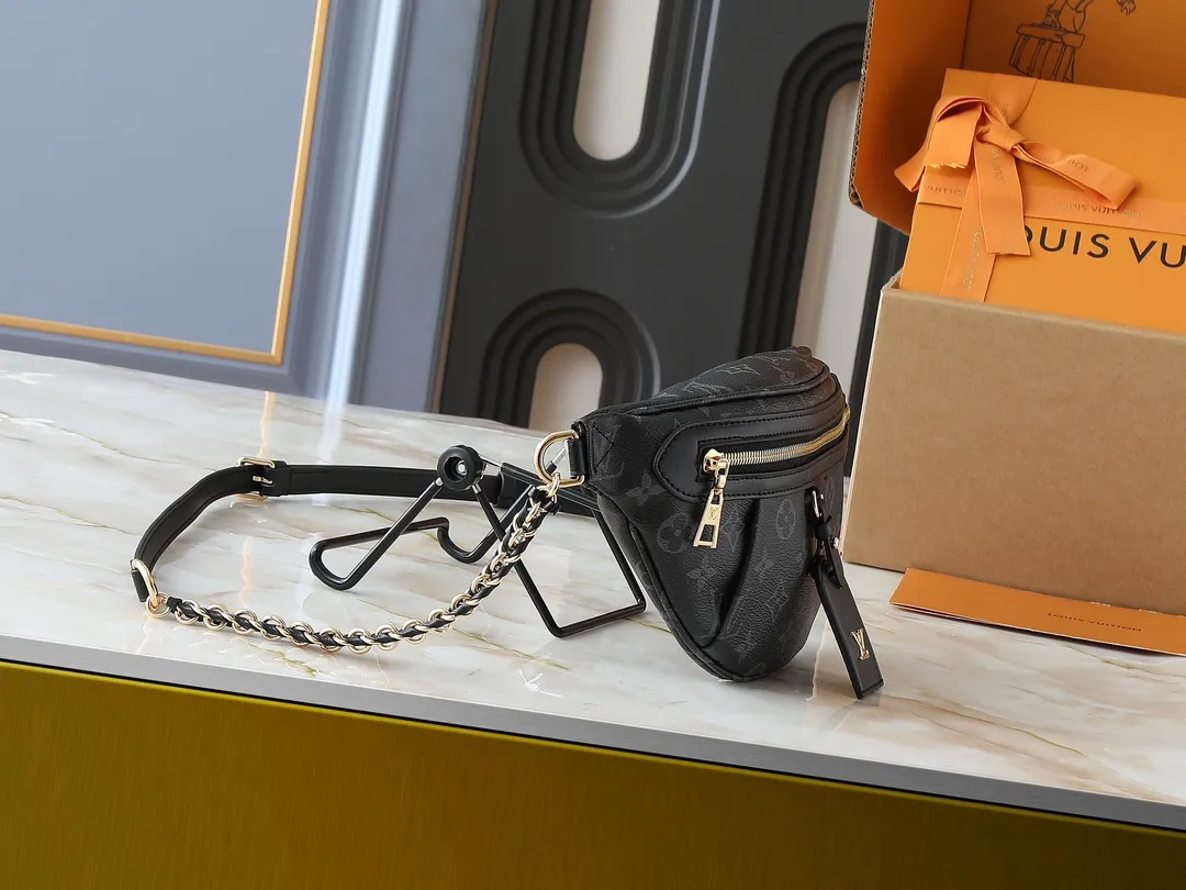 💰240💰Upgraded original version M14353 M46784 M43644 This unique High Rise waist bag is reinterpreted in iconic Monogram Empreinte leather this season. Just like the original design, this PM style has a practical design with adjustable length straps and is large enough to hold everyday essentials. The belt bag is embellished with gold-tone hardware and has a detachable decorative luggage tag that pays homage to the brand's trunk-making heritage and can be worn cross-body or as a belt. Dimensions: 31 x 15 x 6 cm