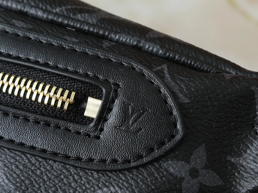 💰240💰Upgraded original version M14353 M46784 M43644 This unique High Rise waist bag is reinterpreted in iconic Monogram Empreinte leather this season. Just like the original design, this PM style has a practical design with adjustable length straps and is large enough to hold everyday essentials. The belt bag is embellished with gold-tone hardware and has a detachable decorative luggage tag that pays homage to the brand's trunk-making heritage and can be worn cross-body or as a belt. Dimensions: 31 x 15 x 6 cm