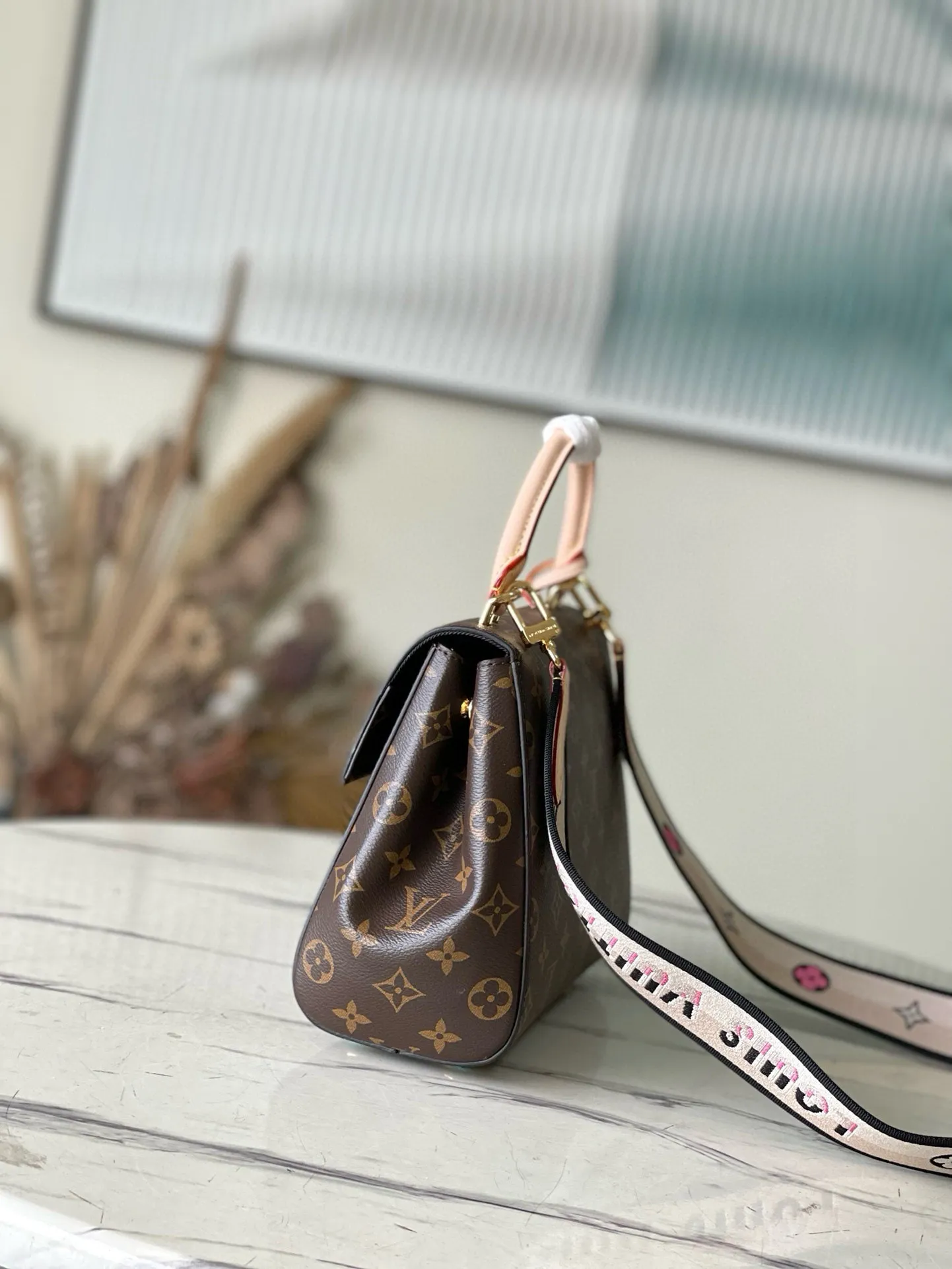 💰900 Top Original Order M46372 Presbyopic Medium CLUNY Handbag This Cluny handbag is made of Monogram canvas, with the iconic Toron handle and leather key bag, aiming to win the favor of brand lovers. The branded fabric shoulder strap can be removed for more ways to carry it. Js size: 28×20×10cm