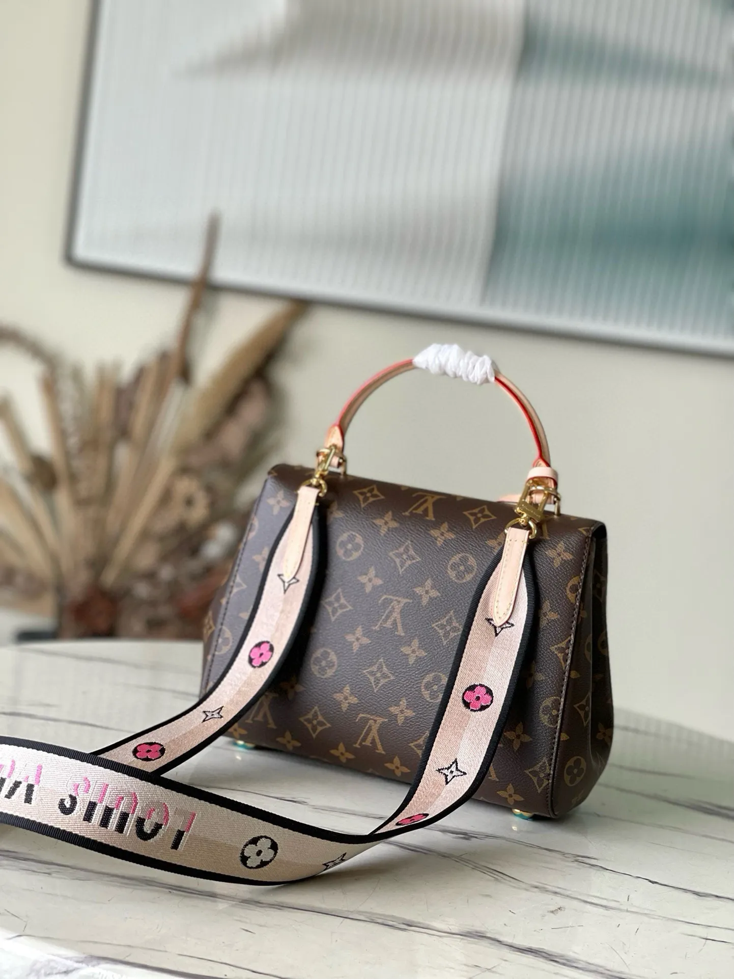 💰900 Top Original Order M46372 Presbyopic Medium CLUNY Handbag This Cluny handbag is made of Monogram canvas, with the iconic Toron handle and leather key bag, aiming to win the favor of brand lovers. The branded fabric shoulder strap can be removed for more ways to carry it. Js size: 28×20×10cm