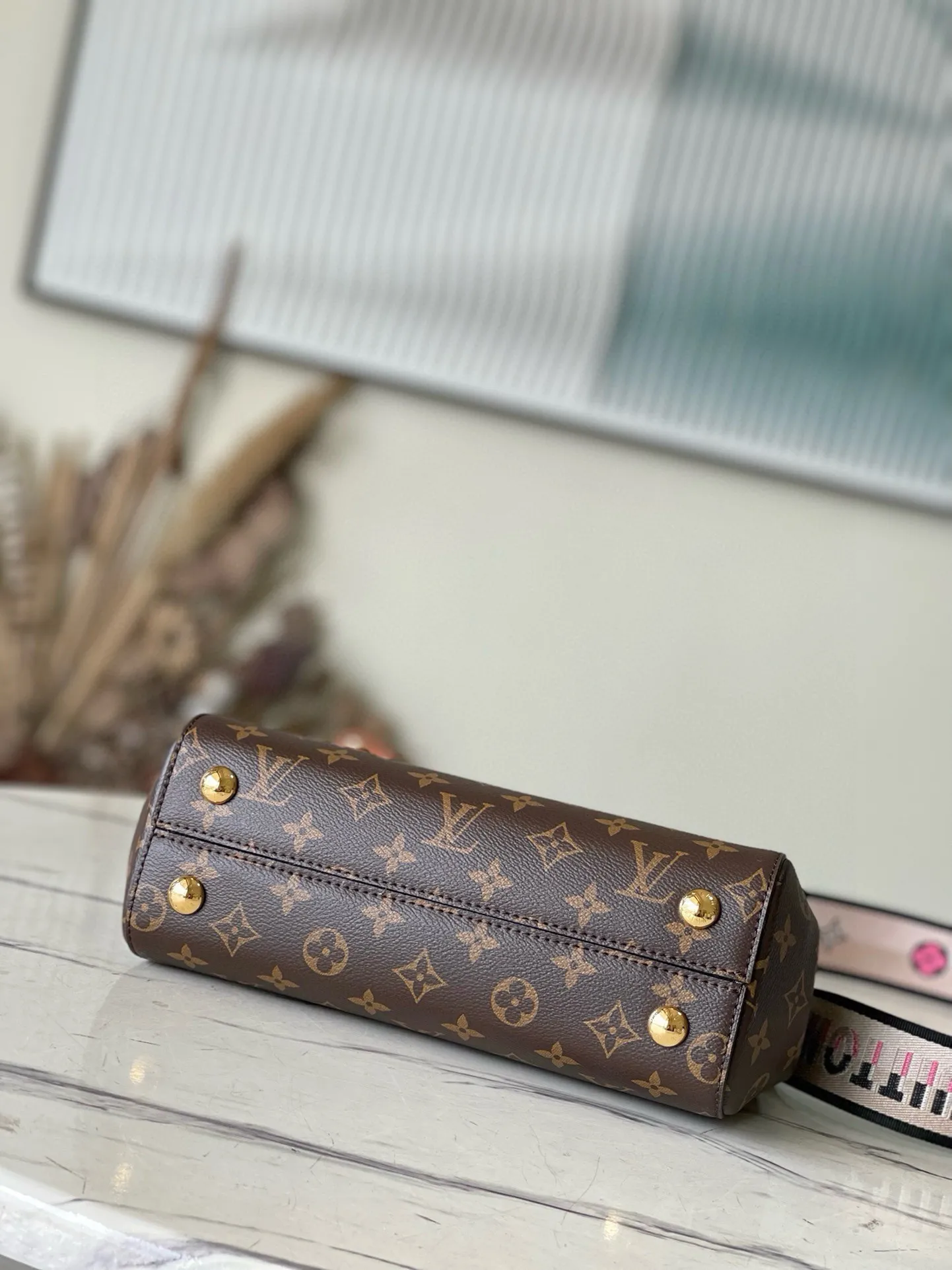 💰900 Top Original Order M46372 Presbyopic Medium CLUNY Handbag This Cluny handbag is made of Monogram canvas, with the iconic Toron handle and leather key bag, aiming to win the favor of brand lovers. The branded fabric shoulder strap can be removed for more ways to carry it. Js size: 28×20×10cm
