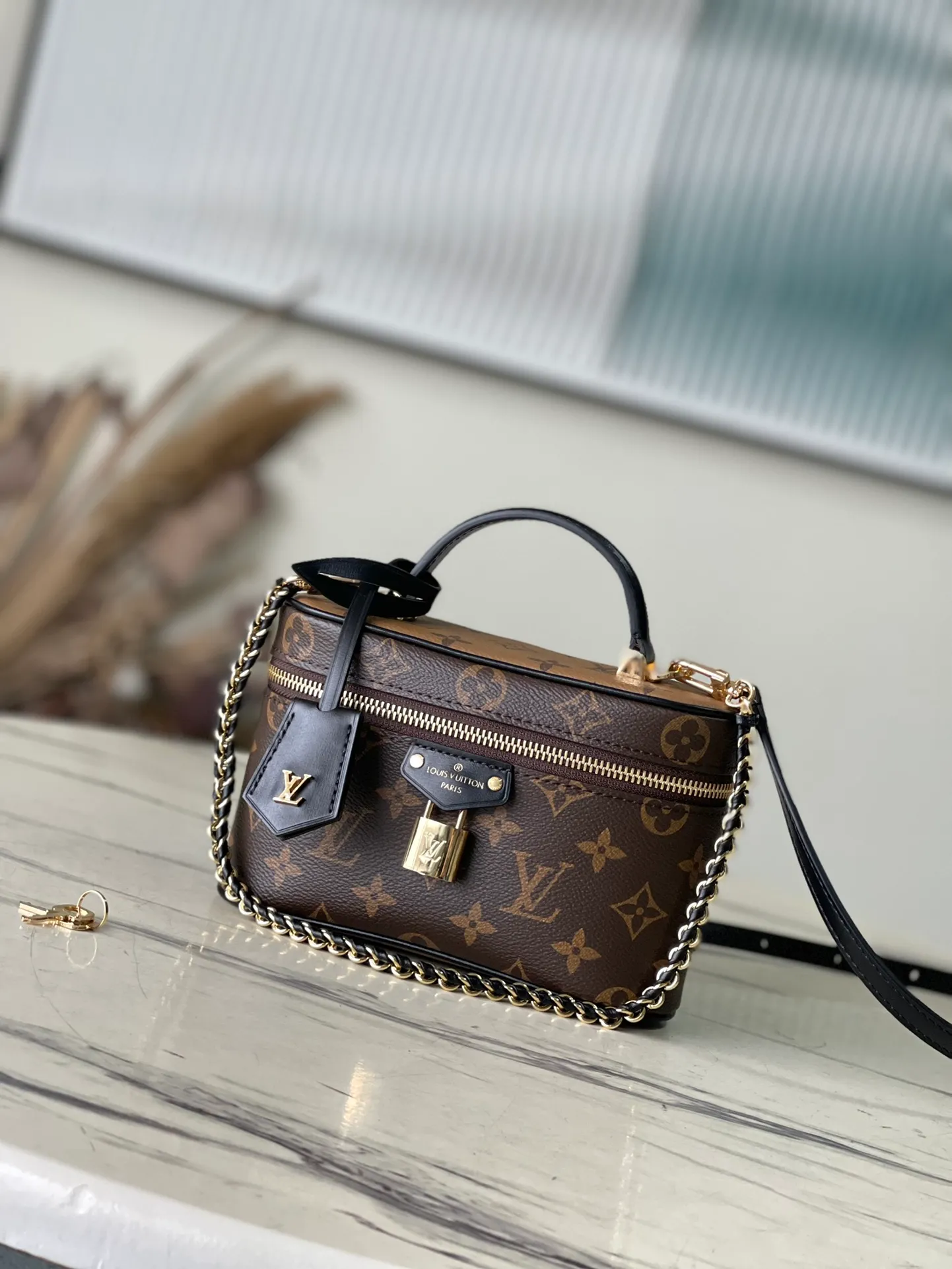 💰760 (steel hardware) top original order M47125 Vanity Chain Pouch handbag is inspired by the classic cosmetic case. Interpret the spirit of travel with Monogram canvas. The top handle and detachable braided chain are infused with leather elements, complementing the clean lines of the bag. The V-patterned padlock and leather key bag continue the iconic details. Dimensions: 19 × 11.2 × 6.5 cm