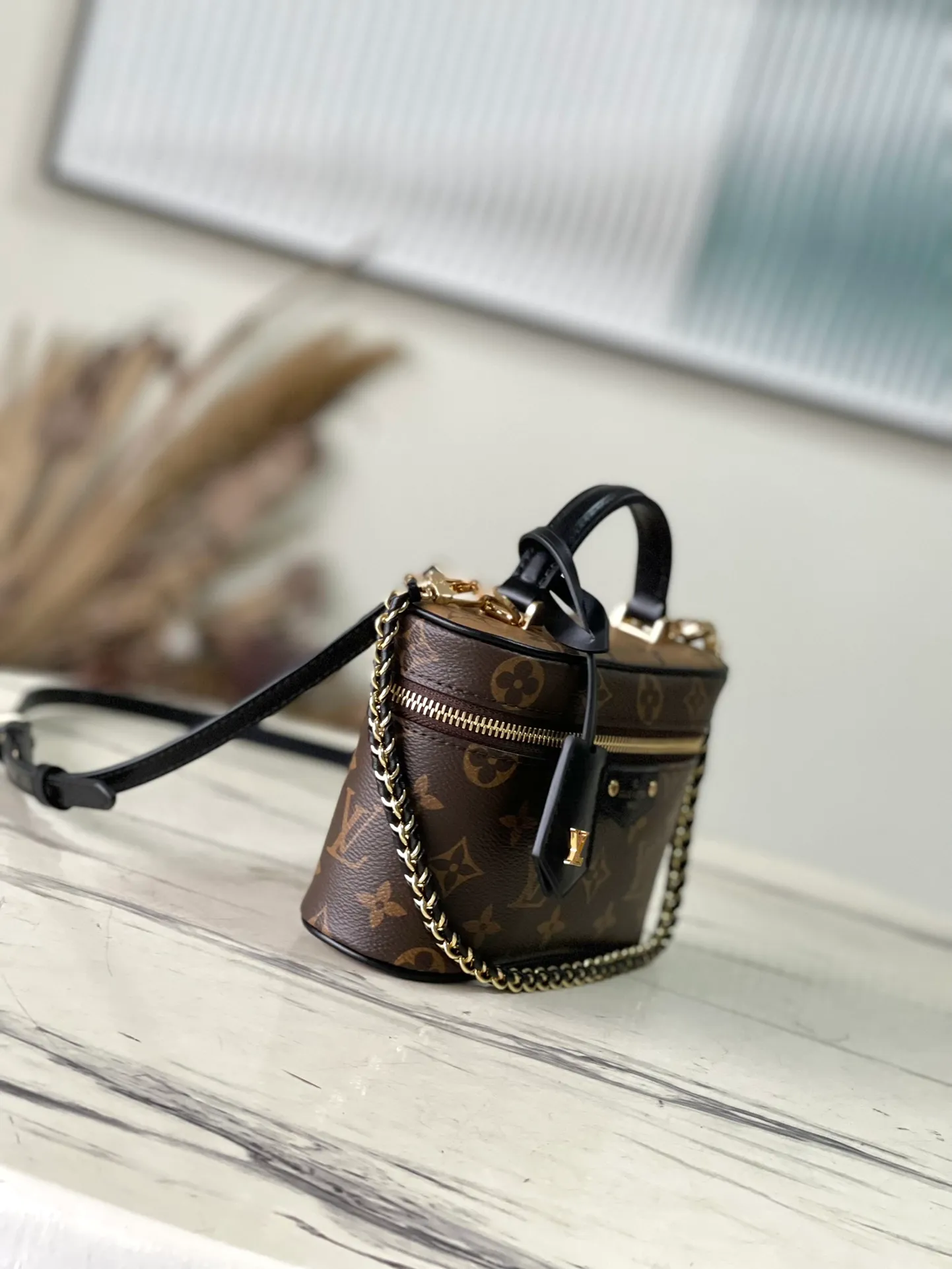 💰760 (steel hardware) top original order M47125 Vanity Chain Pouch handbag is inspired by the classic cosmetic case. Interpret the spirit of travel with Monogram canvas. The top handle and detachable braided chain are infused with leather elements, complementing the clean lines of the bag. The V-patterned padlock and leather key bag continue the iconic details. Dimensions: 19 × 11.2 × 6.5 cm