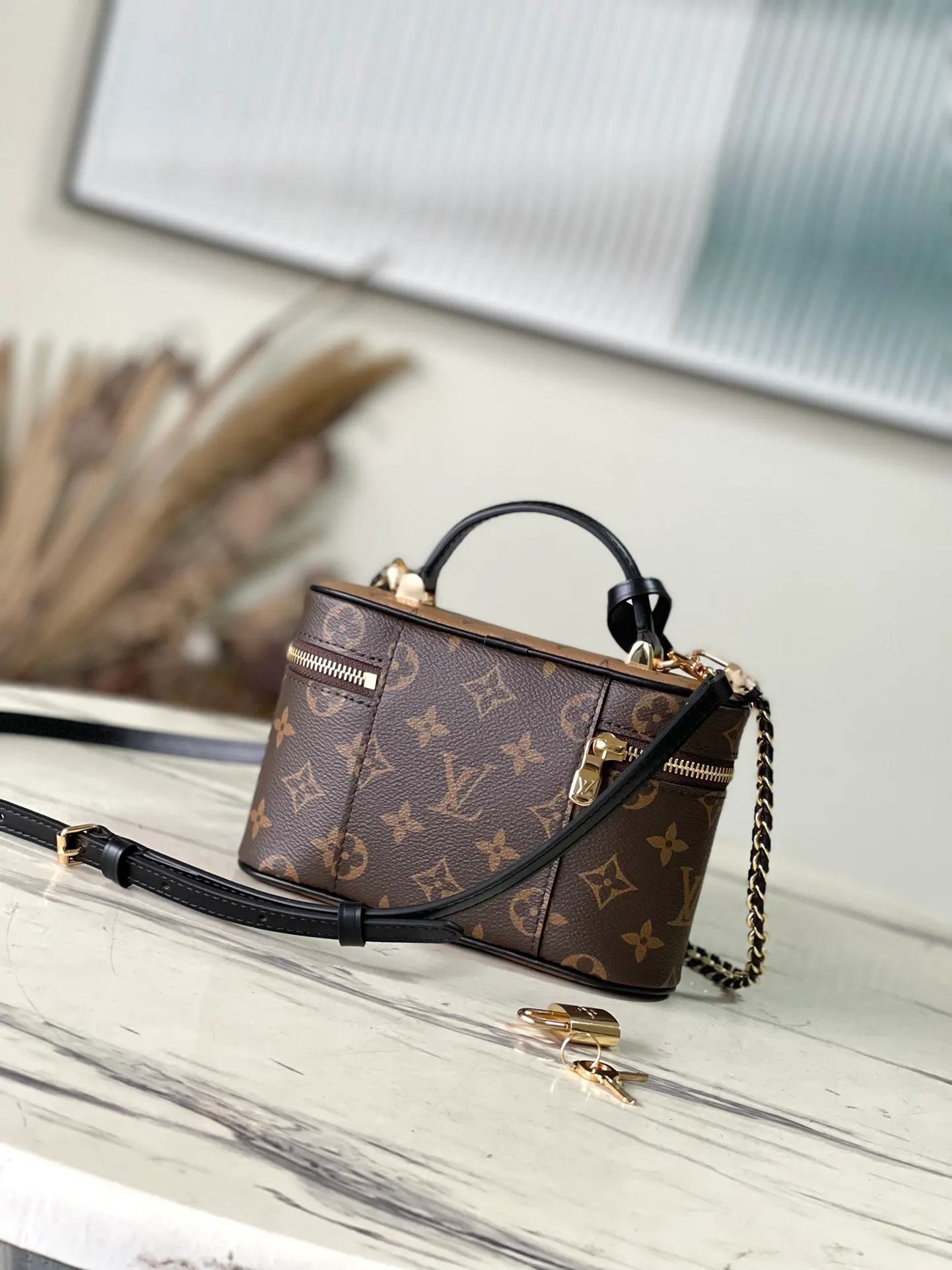 💰760 (steel hardware) top original order M47125 Vanity Chain Pouch handbag is inspired by the classic cosmetic case. Interpret the spirit of travel with Monogram canvas. The top handle and detachable braided chain are infused with leather elements, complementing the clean lines of the bag. The V-patterned padlock and leather key bag continue the iconic details. Dimensions: 19 × 11.2 × 6.5 cm