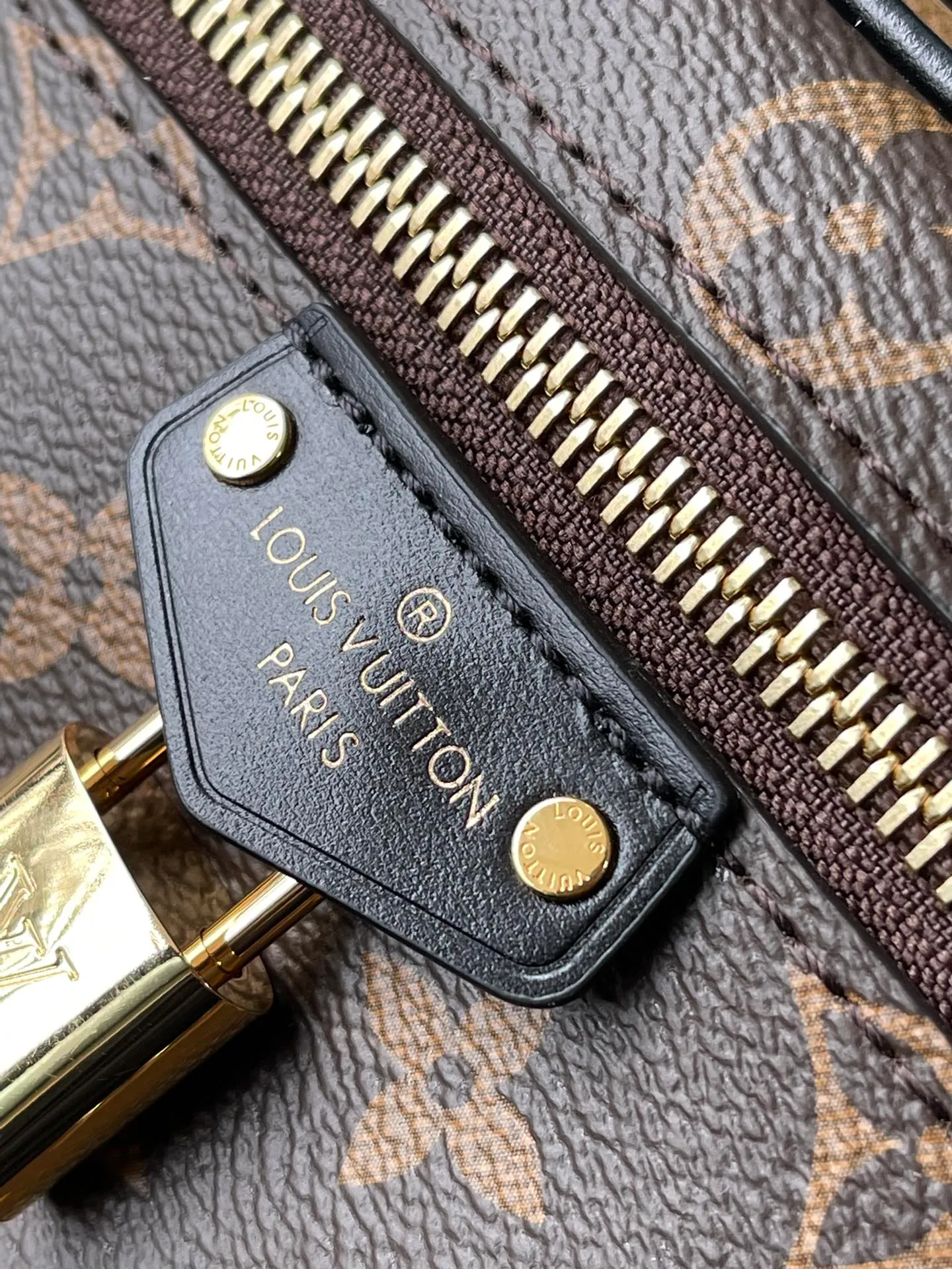 💰760 (steel hardware) top original order M47125 Vanity Chain Pouch handbag is inspired by the classic cosmetic case. Interpret the spirit of travel with Monogram canvas. The top handle and detachable braided chain are infused with leather elements, complementing the clean lines of the bag. The V-patterned padlock and leather key bag continue the iconic details. Dimensions: 19 × 11.2 × 6.5 cm
